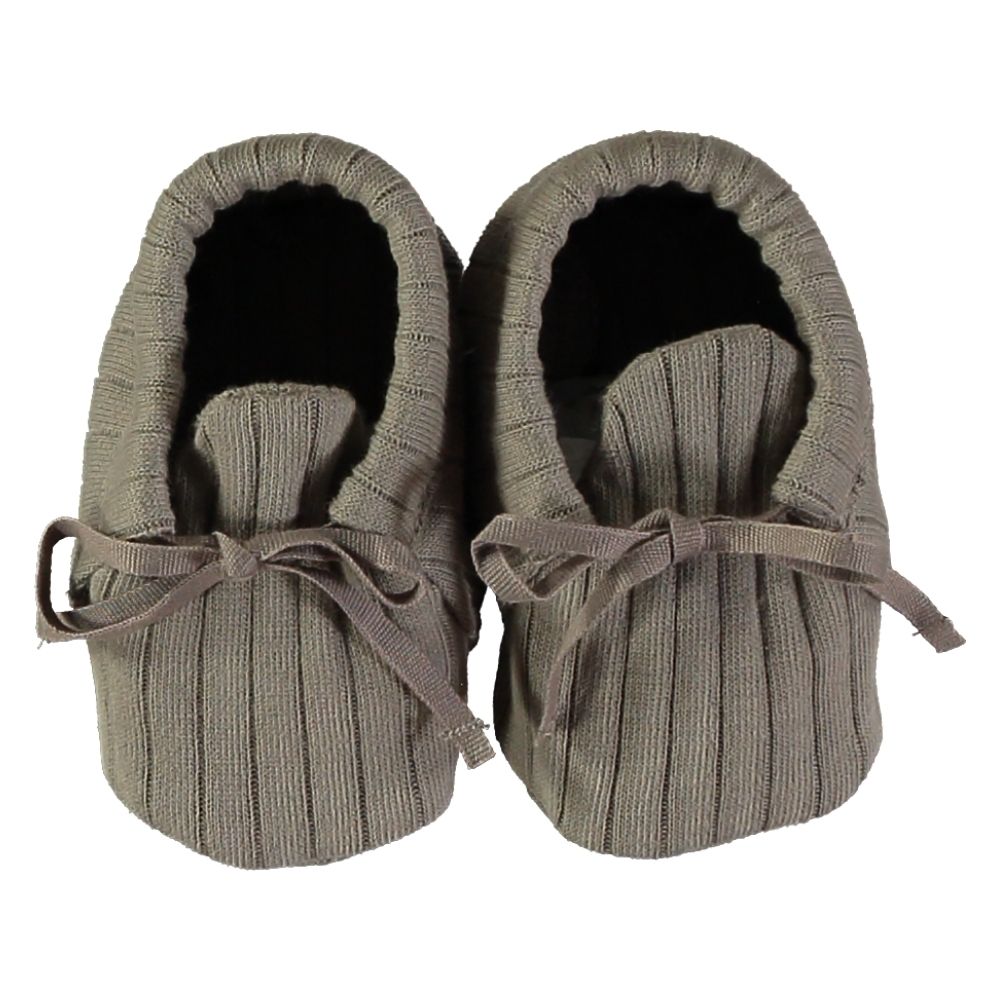 Sapatinhos de bebé cinza de malha com laços