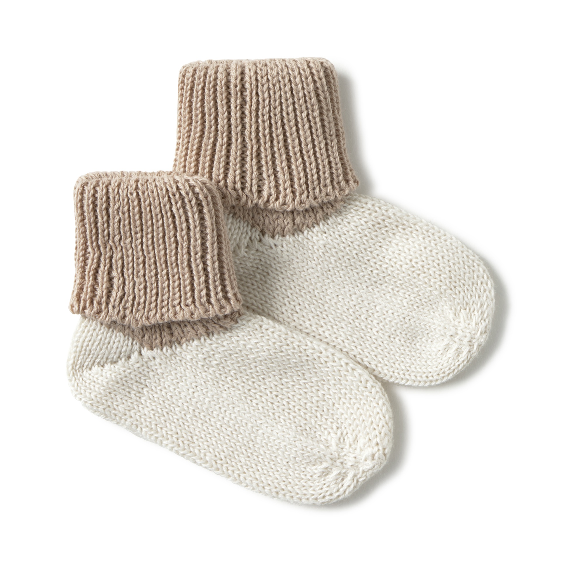 Meias infantis bege e brancas em malha com punhos dobrados