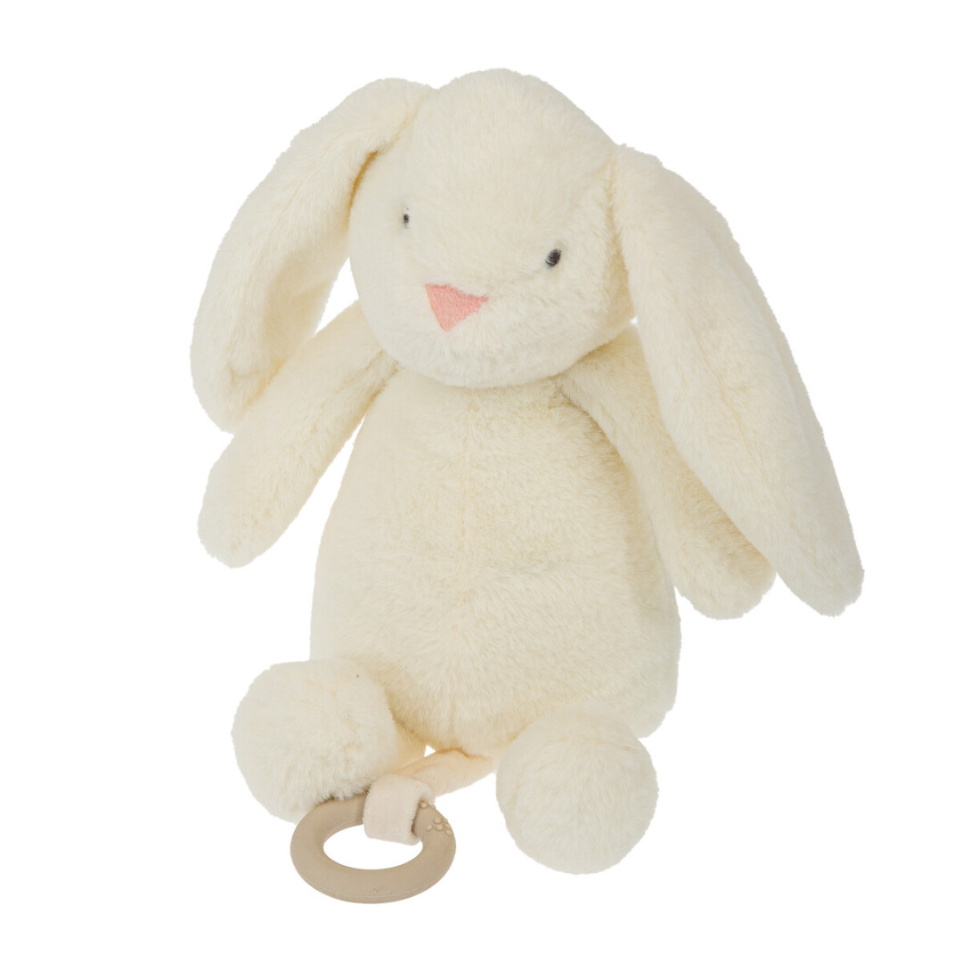 Pelúcia coelho creme com argola de tecido bege em fundo branco