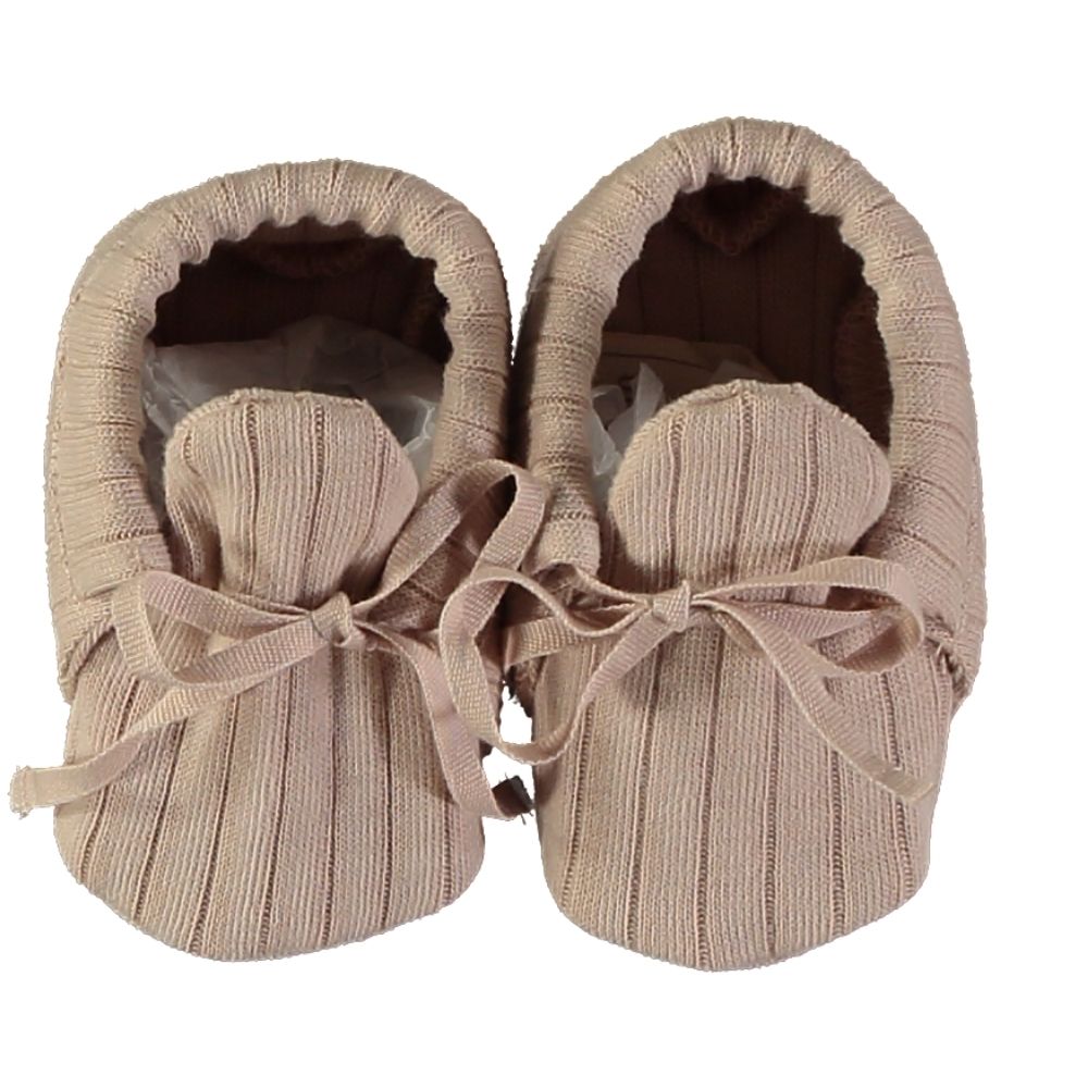 Par de sapatinhos para bebé de malha bege com cadarços