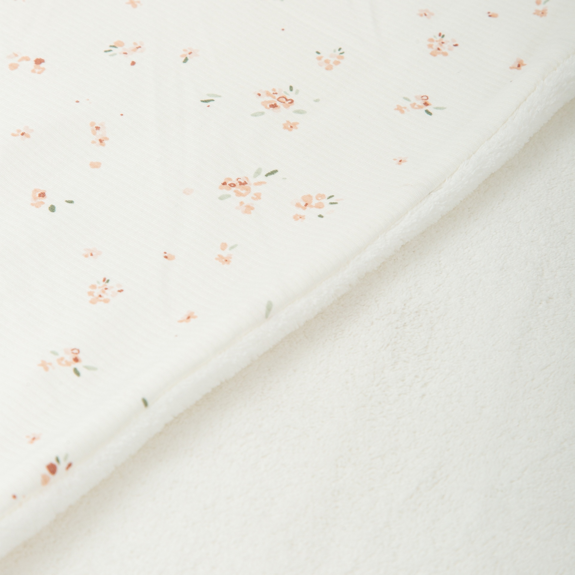 Tecido branco com padrão floral delicado rosa e verde