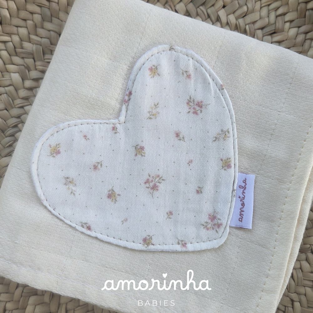 Fralda de tecido creme com coração floral e texto amorinha BABIES