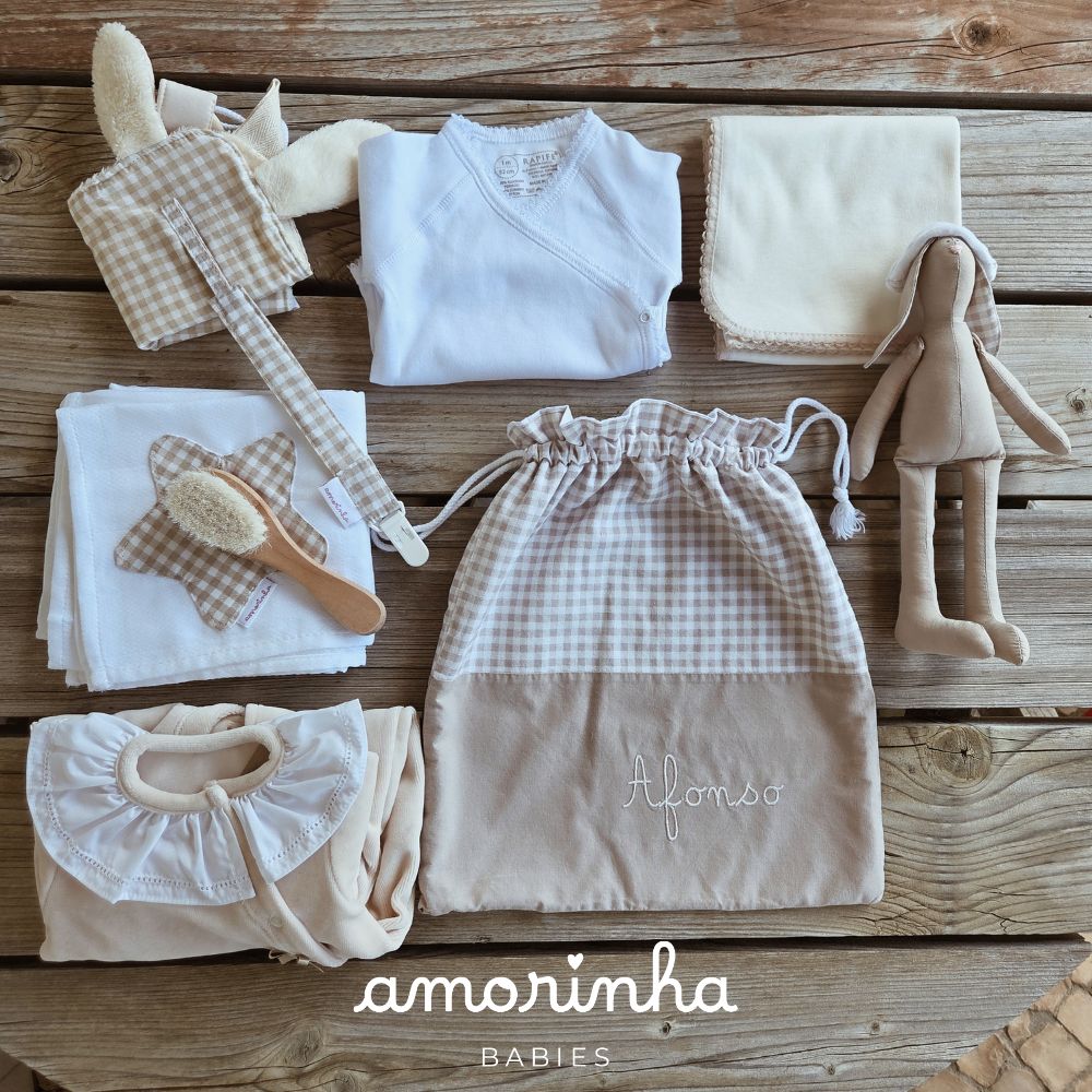 Conjunto de acessórios para bebé em tons neutros com saco personalizado e brinquedo de pano
