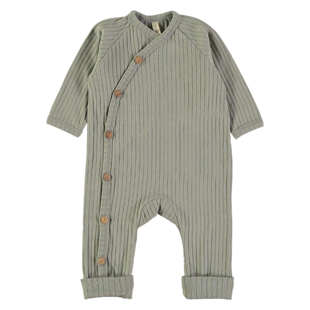 Macacão de bebé verde claro com botões na diagonal e riscas verticais.