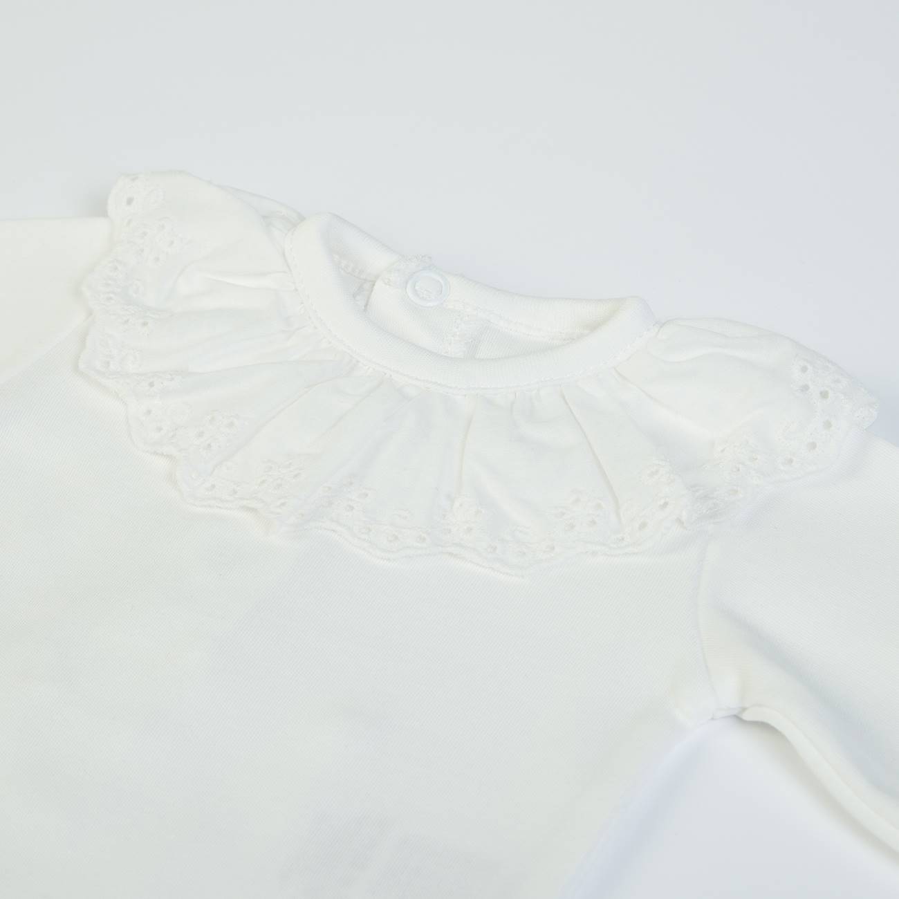Blusa de bebé branca com gola bordada e botão