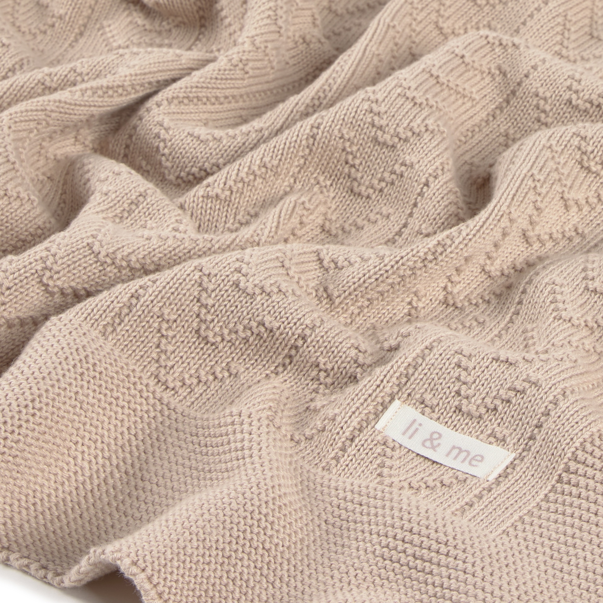 Manta tricotada bege com padrão em relevo e etiqueta li & me