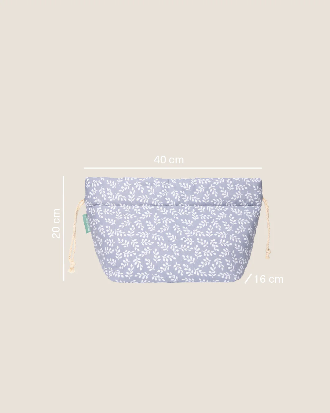 Bolsa de tecido azul claro com padrão de folhas brancas e cordões laterais