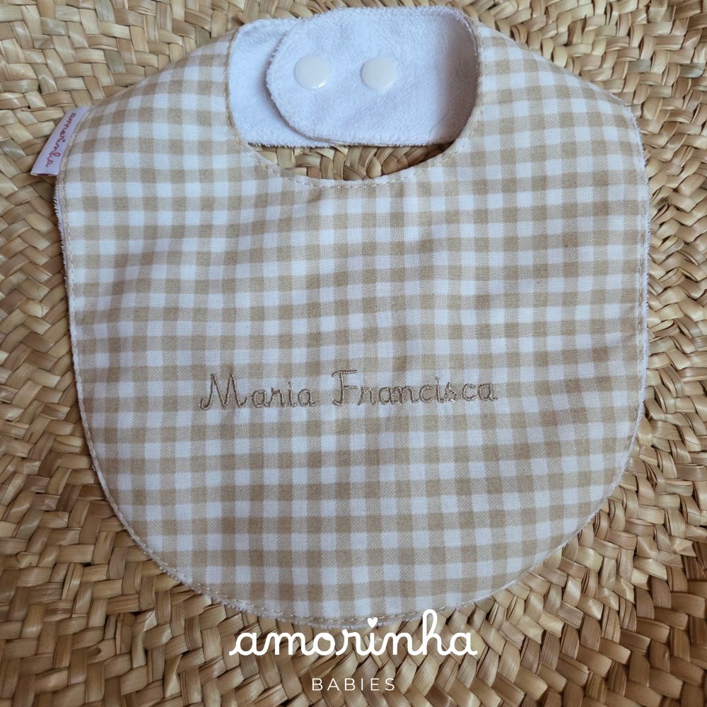 Babete de bebé xadrez bege e branco com nome bordado Maria Francisca