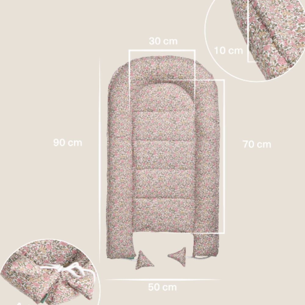 Colchão para bebé com padrão floral multicolor e detalhes arredondados
