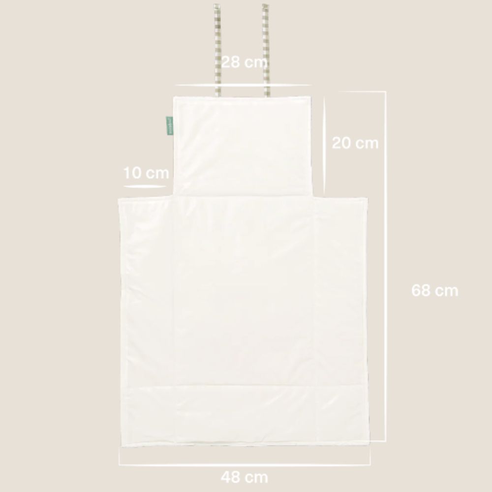 Capa de tecido branco com alças listradas e medidas em fundo bege