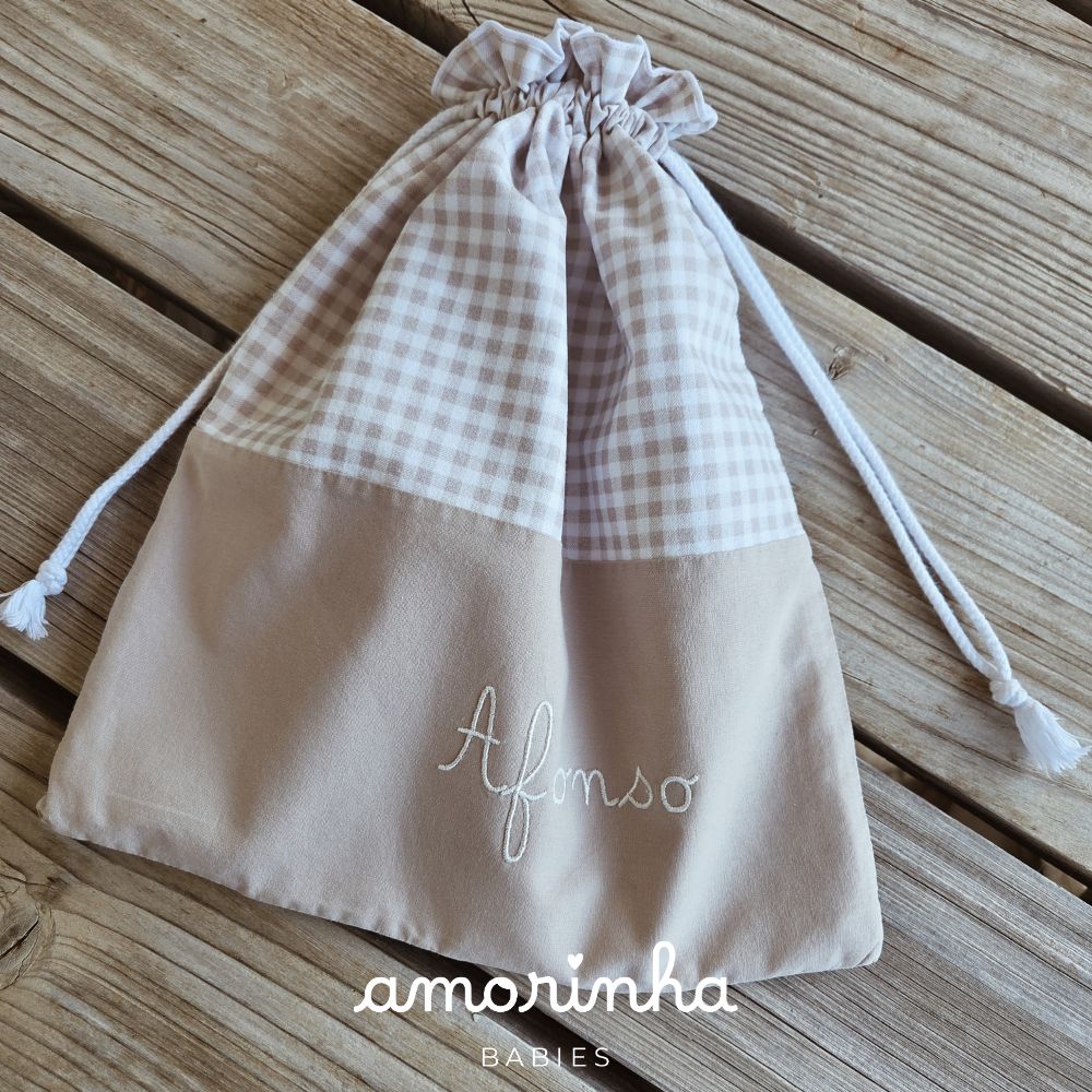 Saco de tecido com padrão xadrez bege e branco e tecido liso bege com bordado Afonso