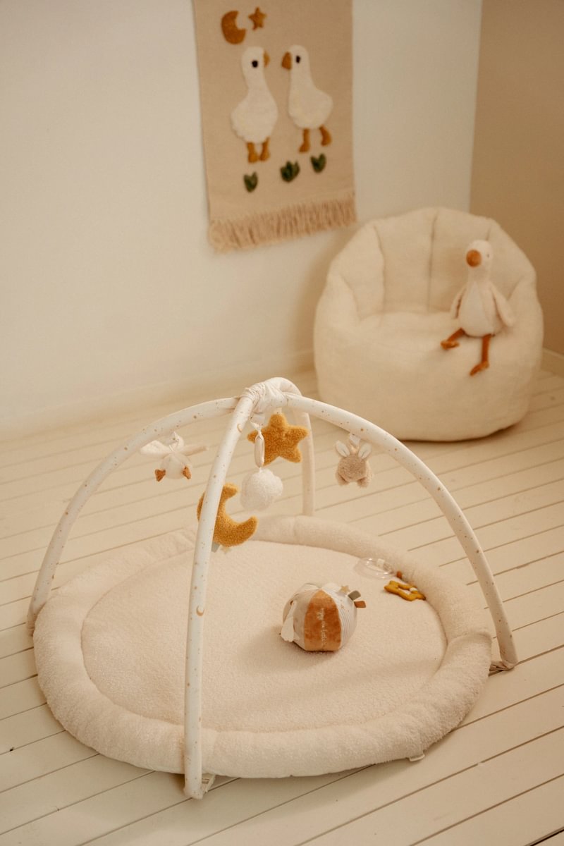 Tapete de atividades para bebé com arco e brinquedos pendurados