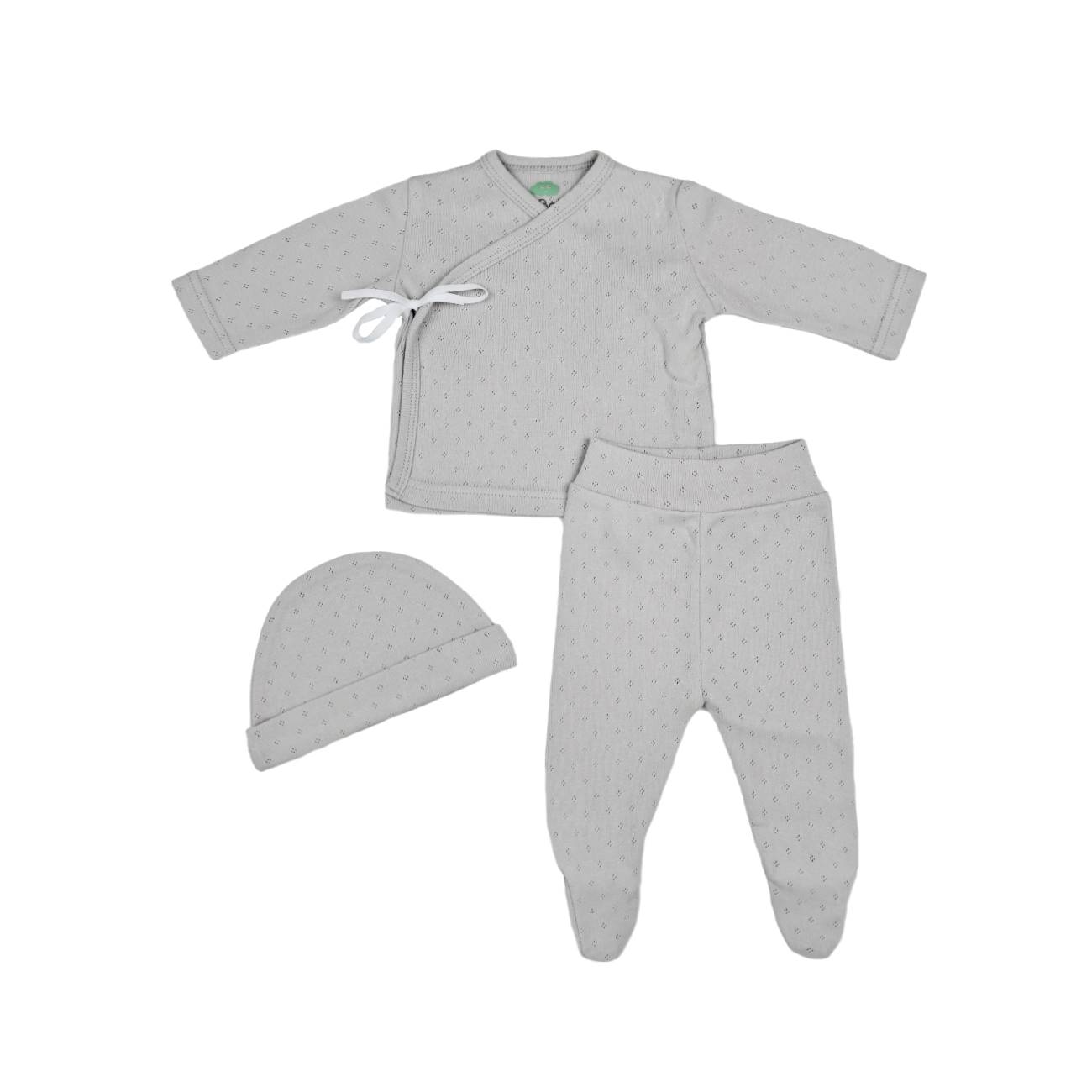 Conjunto de roupa de bebé cinzento com camisa, calças e gorro.