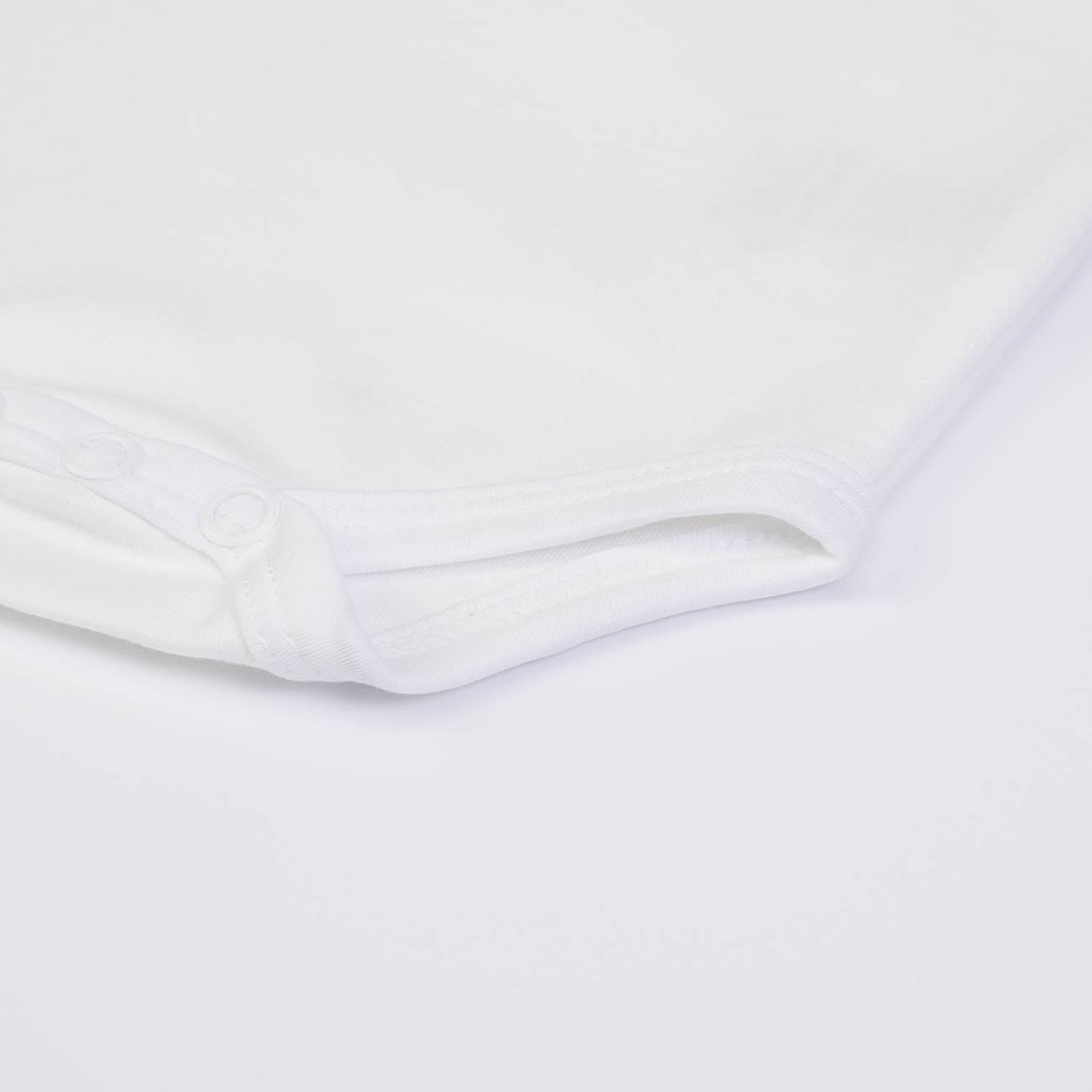 Corpo branco para bebé com fecho de botões de pressão