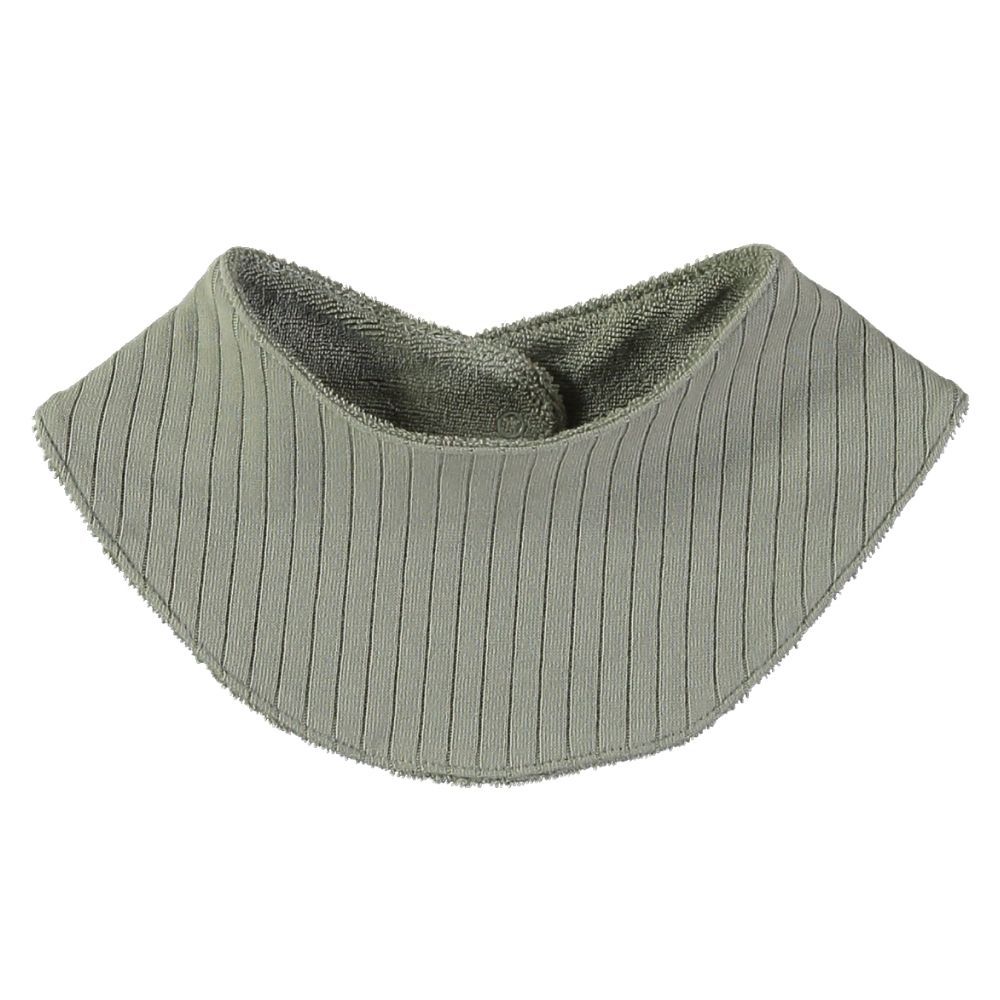Babete tipo gola verde-acinzentado com textura canelada e fecho de pressão