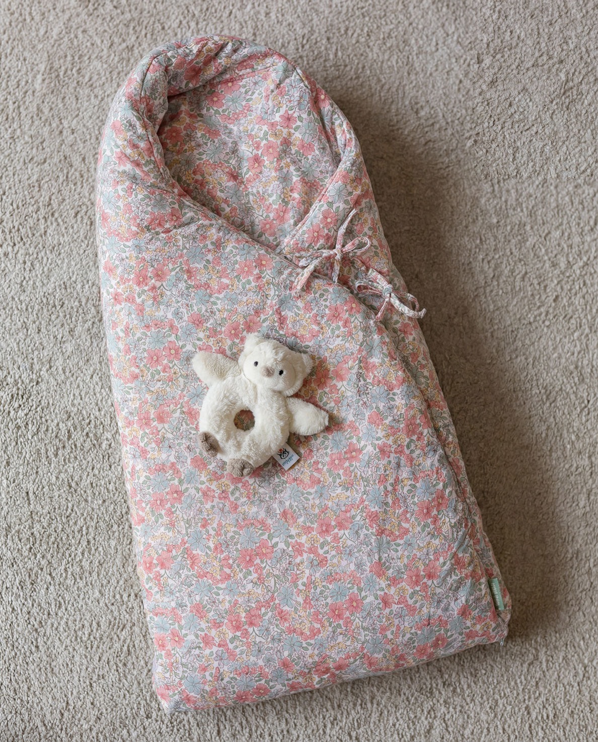 Saco de bebé floral com boneco de peluche urso branco