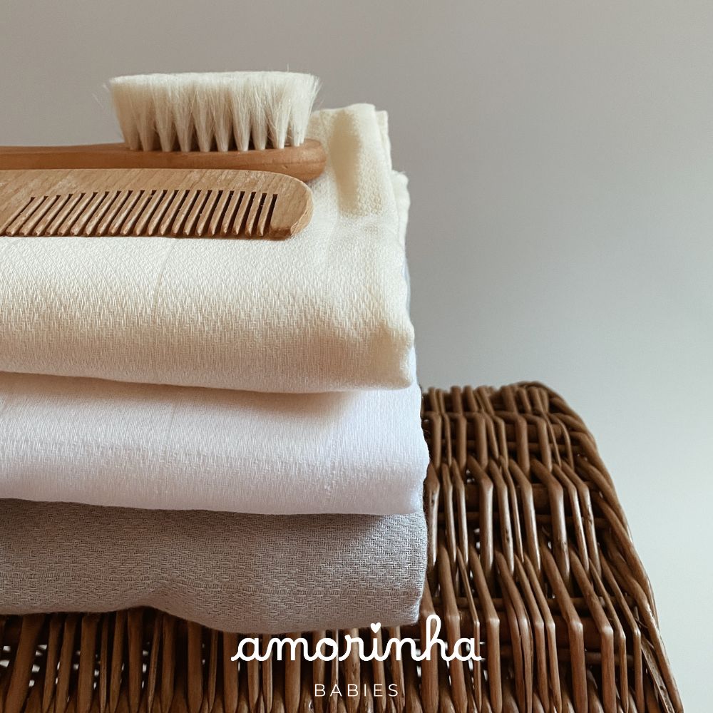 Conjunto de roupa para bebé creme, branco e cinza com pente de madeira e escova em cesto de vime