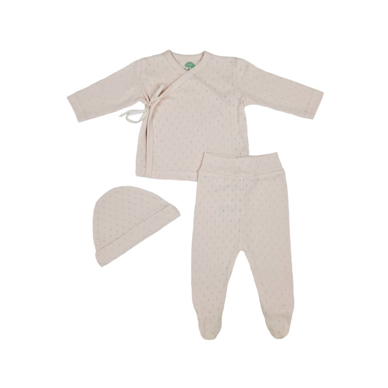 Conjunto de roupa de bebé cor creme com padrão de pequenos pontos perfurados