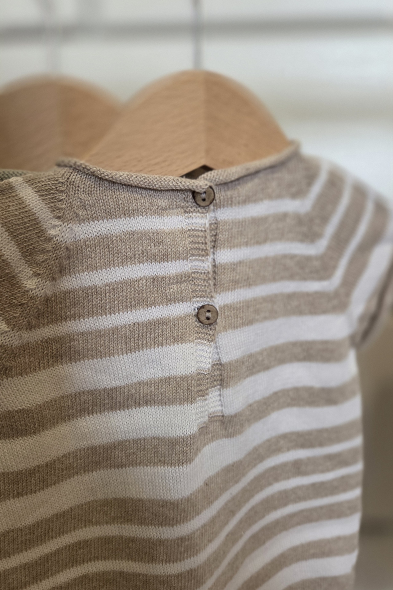 Camisola de malha às riscas bege e branco com botões de madeira