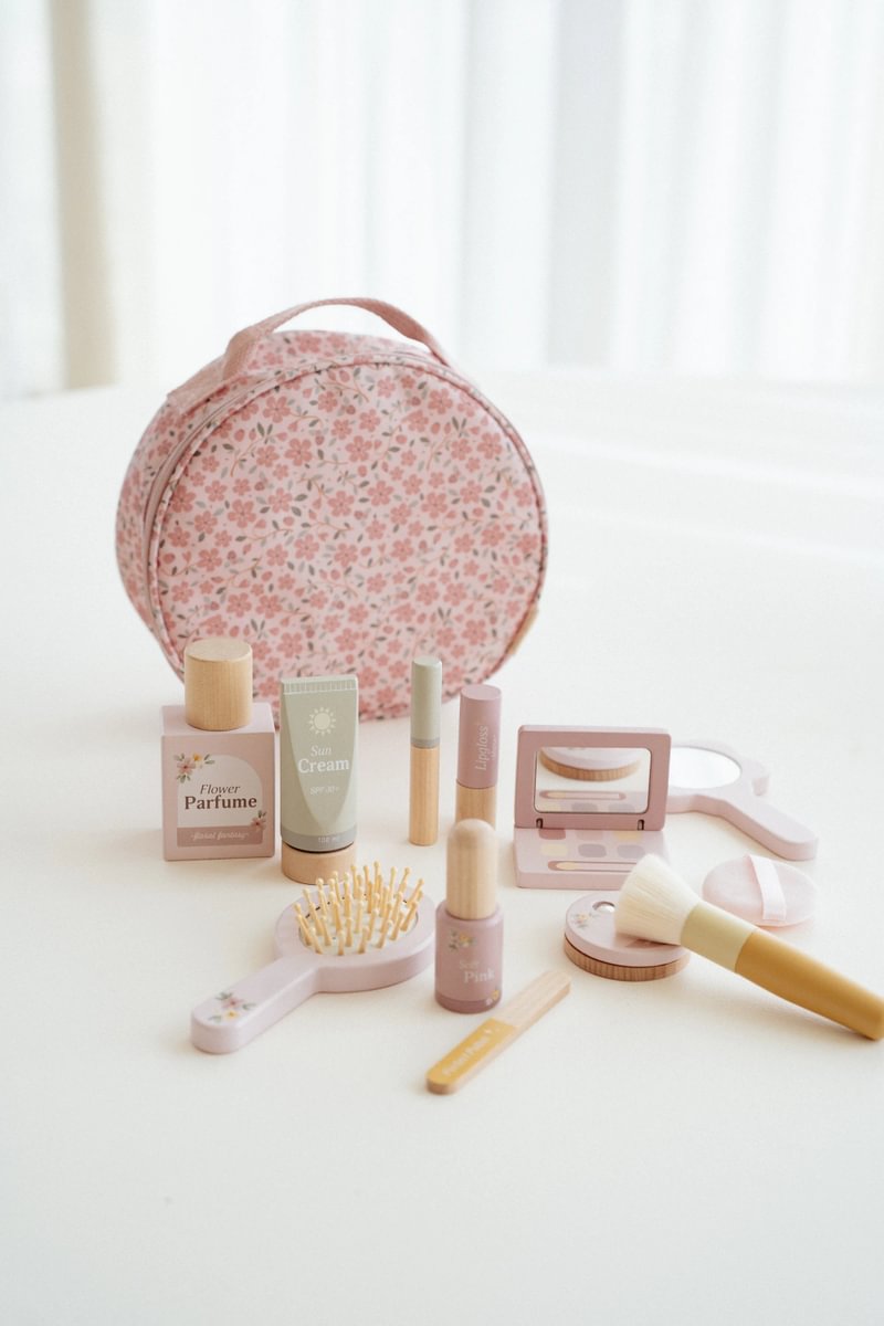 Conjunto de maquilhagem infantil com bolsa floral rosa e acessórios em rosa e bege