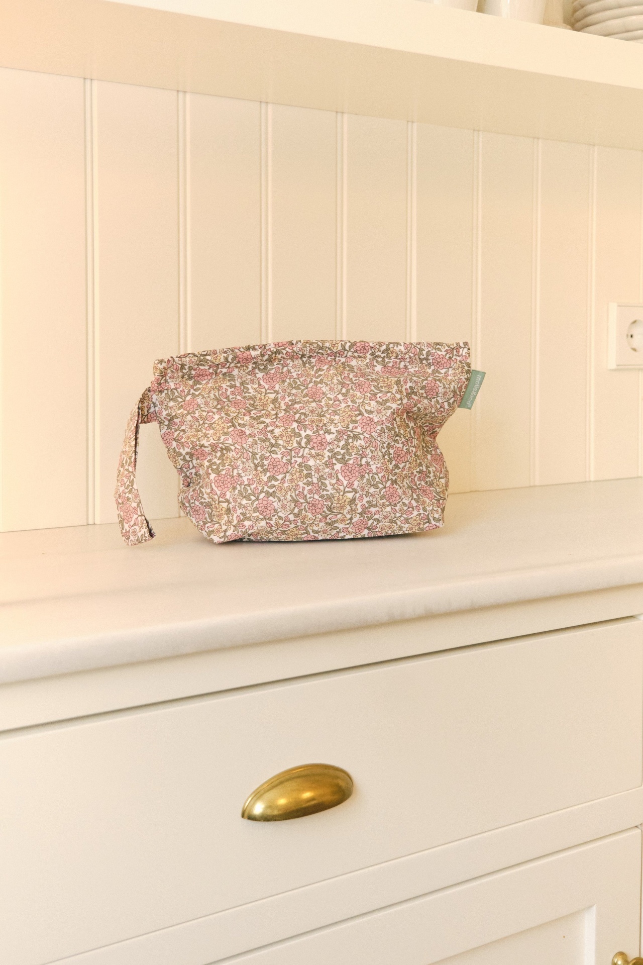 Bolsa floral de tecido em superfície branca