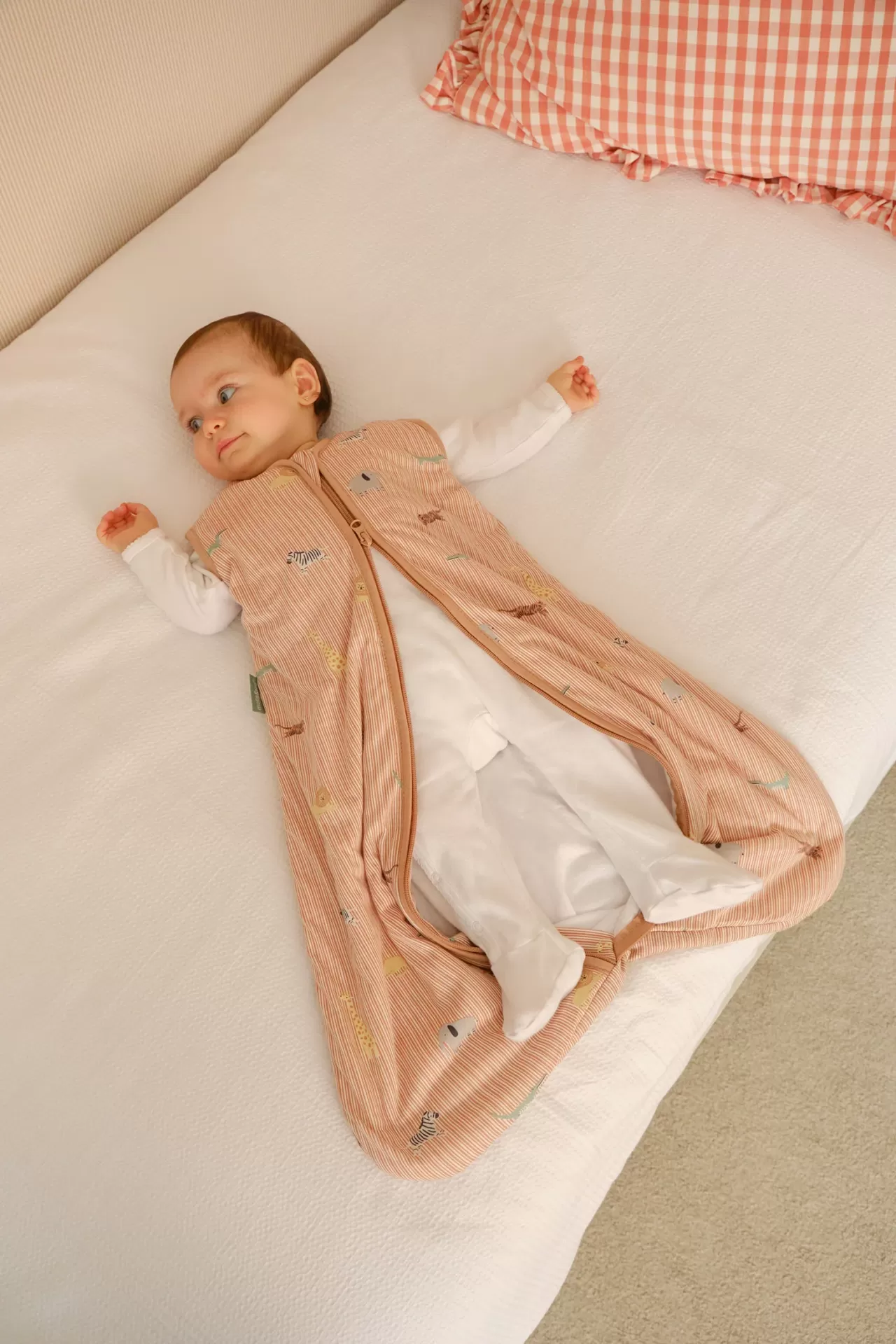 Dorminhoco para bebé cor-de-rosa claro com padrão de animais e fecho de correr