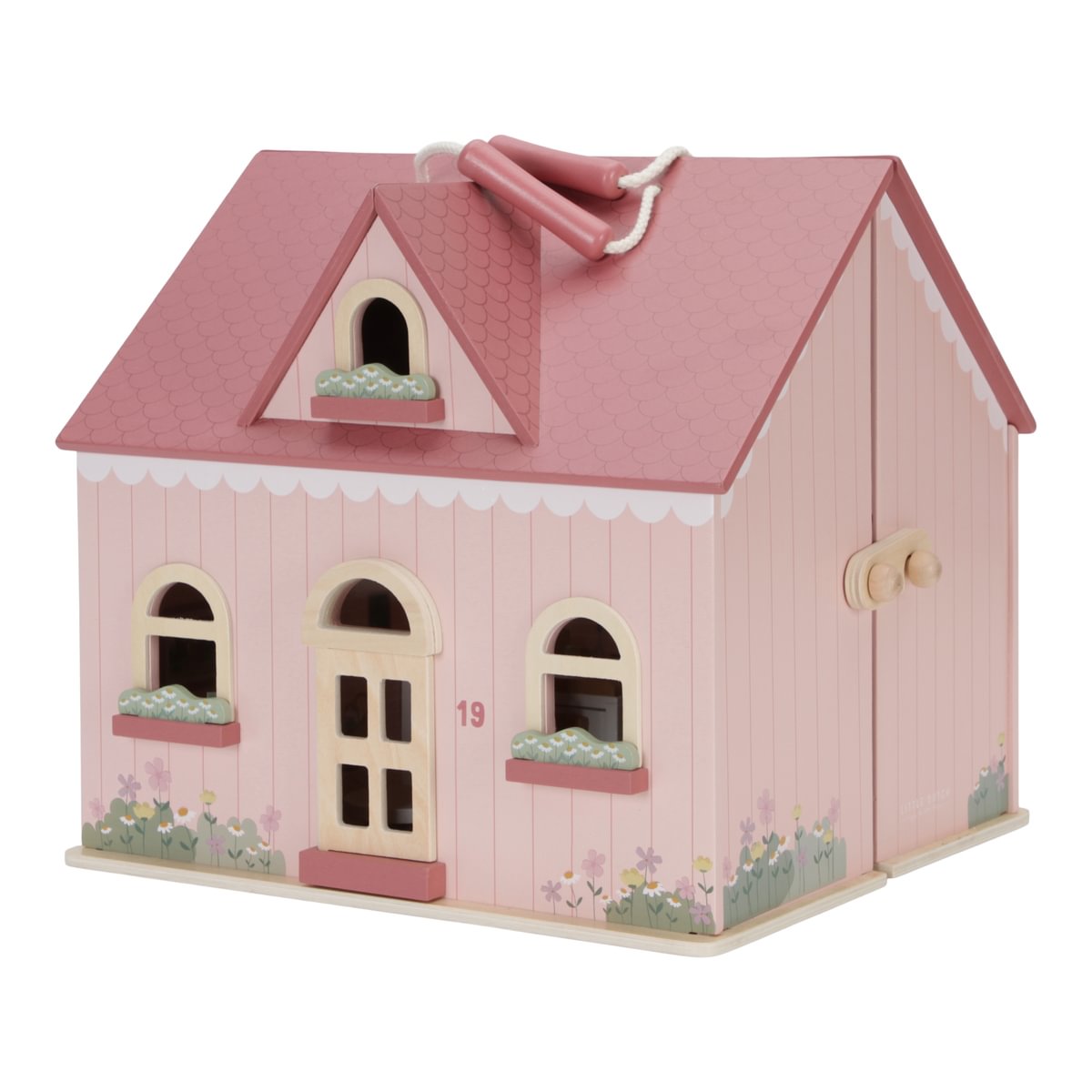 Casa de madeira rosa com decoração floral e pega de corda