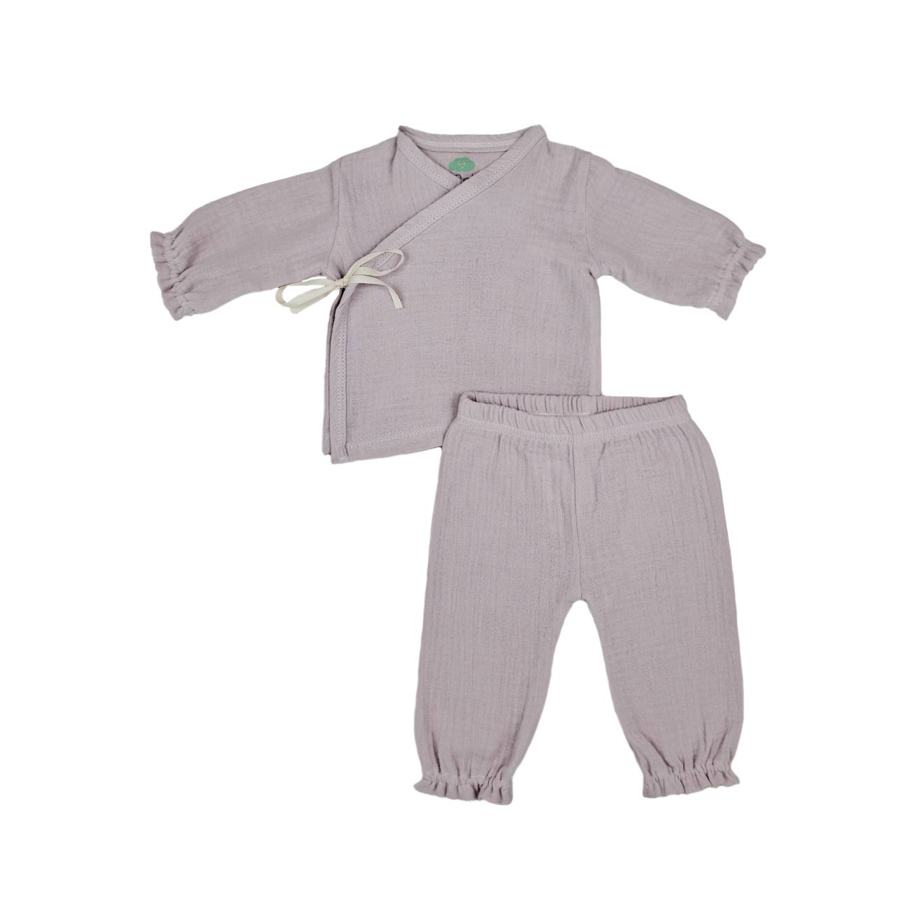 Conjunto de pijama de bebé cinzento em tecido macio em fundo branco