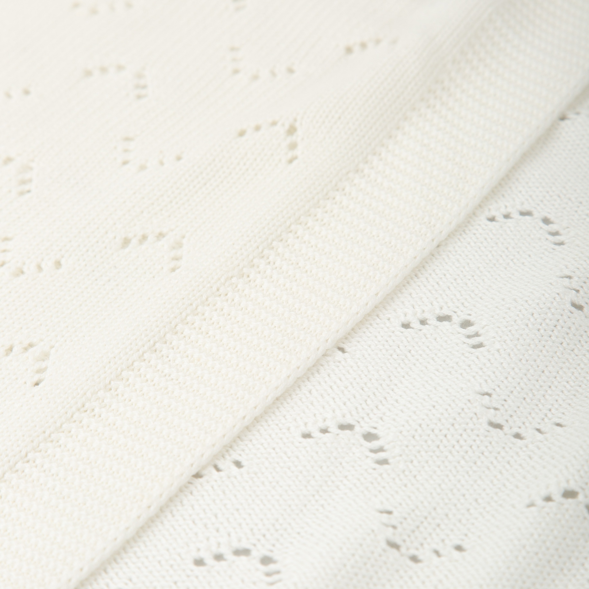 Tecido branco com padrão em relevo e textura de malha