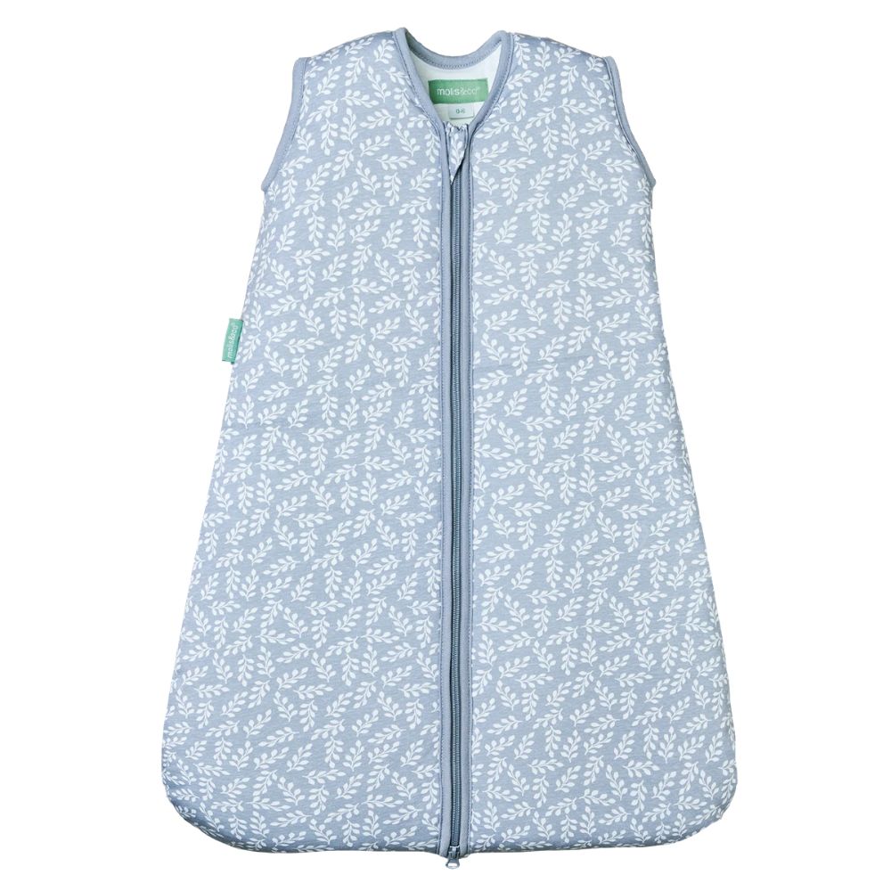 Saco de dormir azul claro para bebé com padrão de folhas brancas e fecho de correr