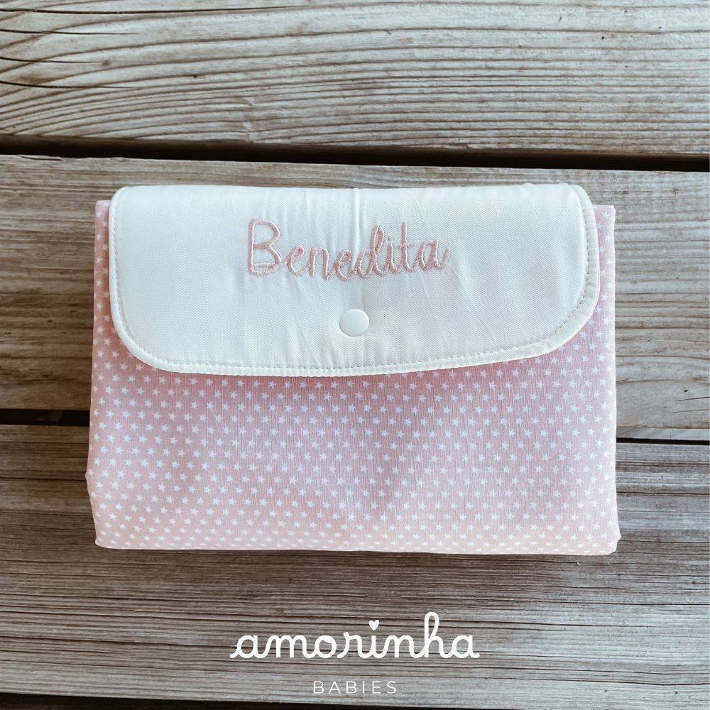 Mala de tecido rosa com estrelas brancas e nome bordado Benedita