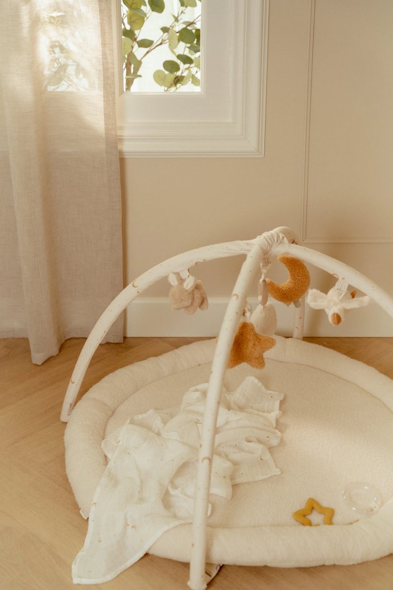Tapete de atividades para bebé com estrutura em arco e brinquedos pendurados
