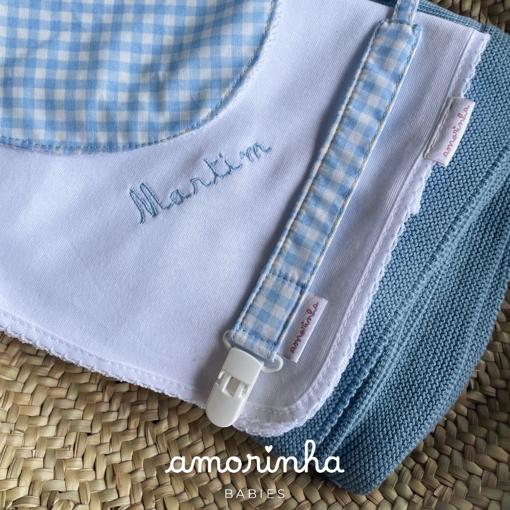 Babete branca e azul com nome bordado e prendedor em tecido xadrez