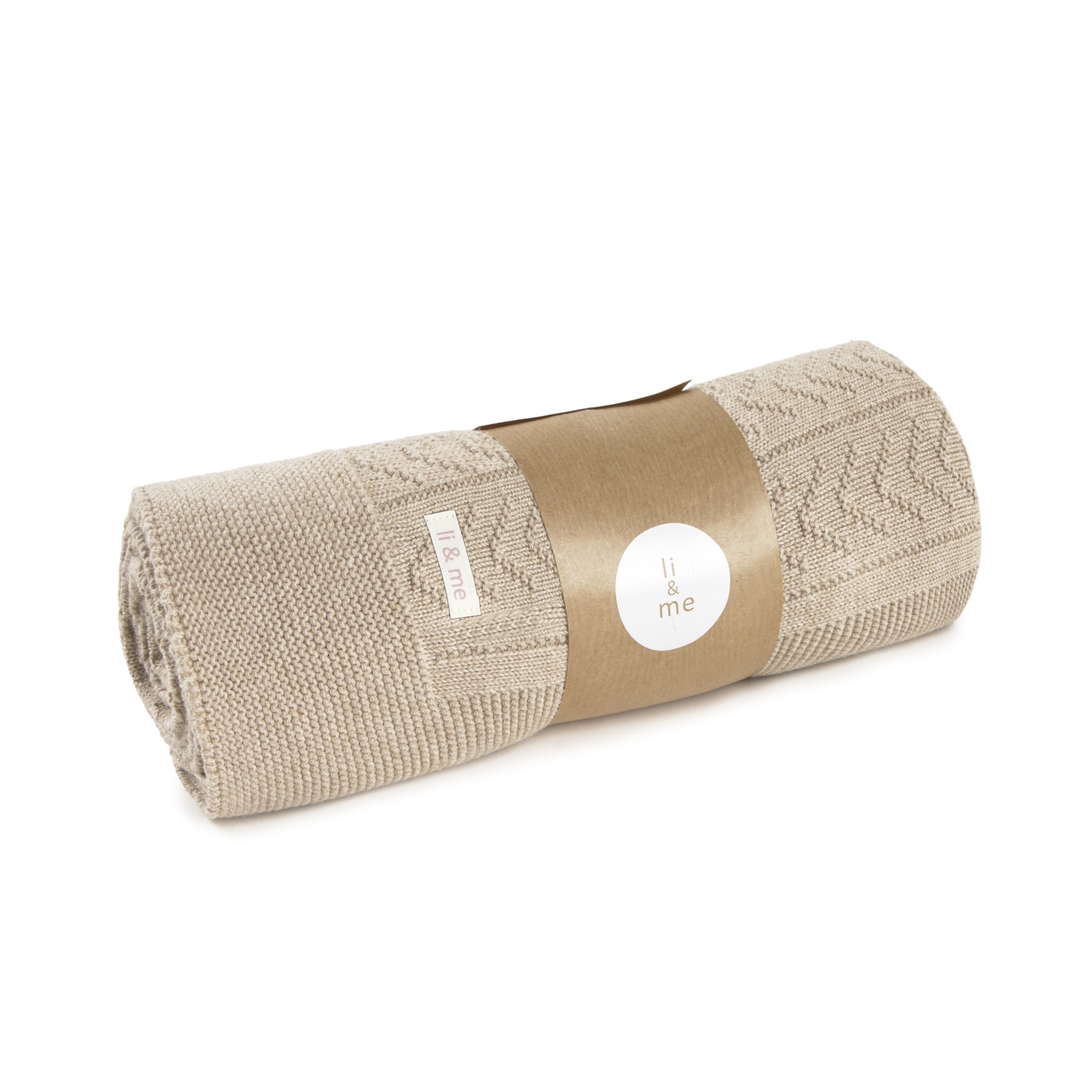 Manta bege tricotada enrolada com etiquetas li & me e embalagem.