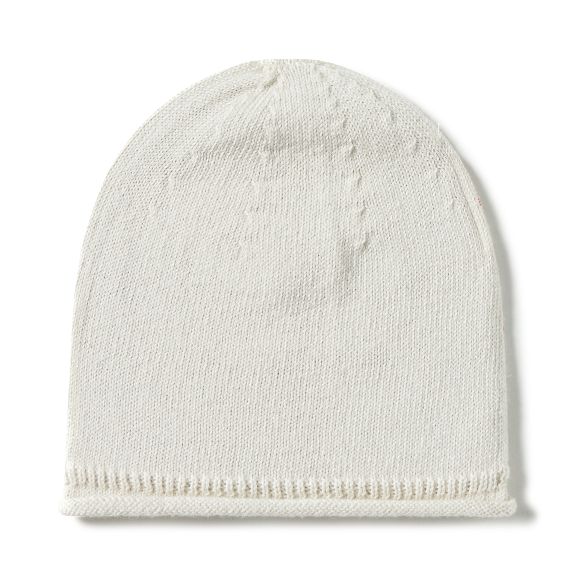 Gorro branco de malha com textura lisa e padrão de pontos