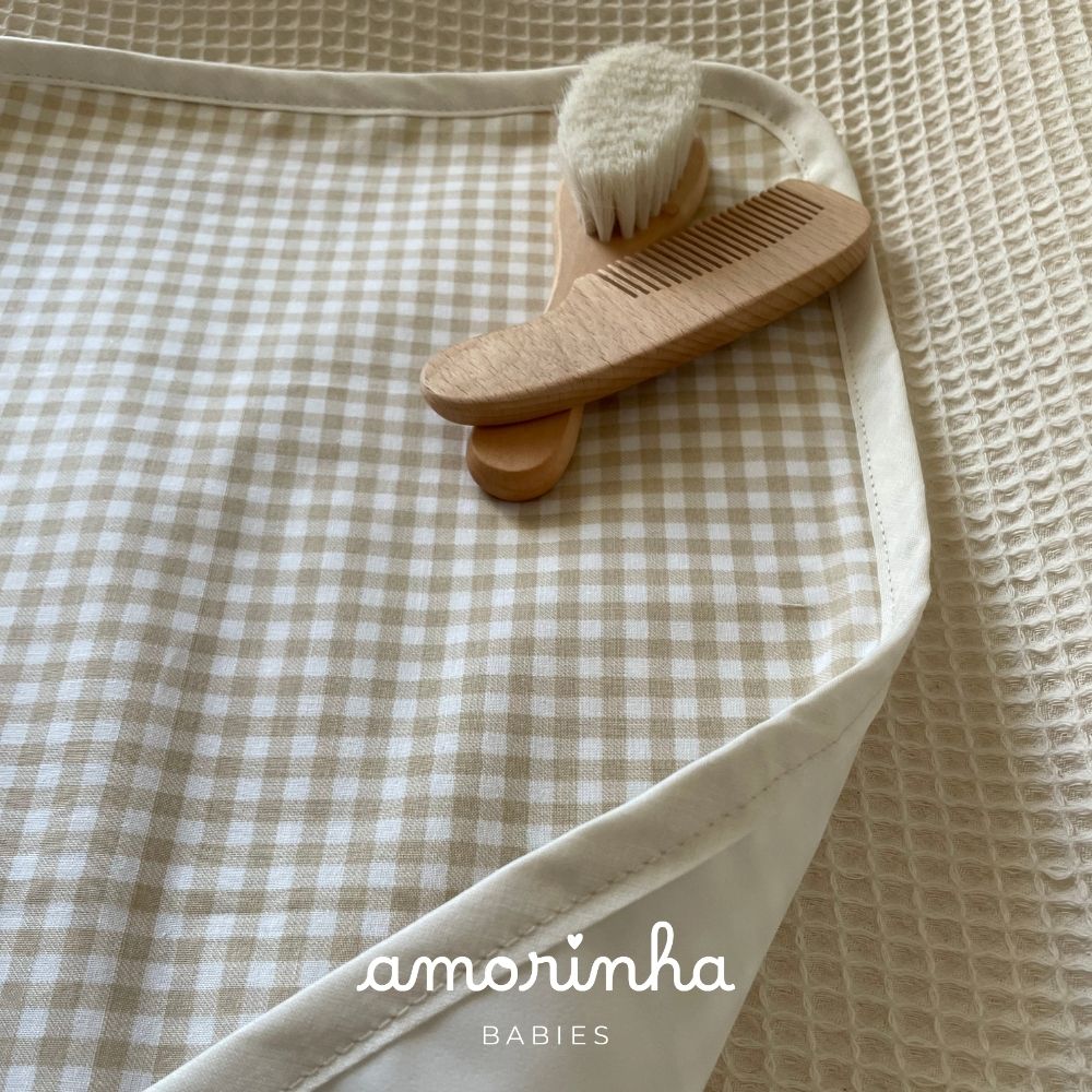Toalha de bebé xadrez bege e branco com escova e pente de madeira