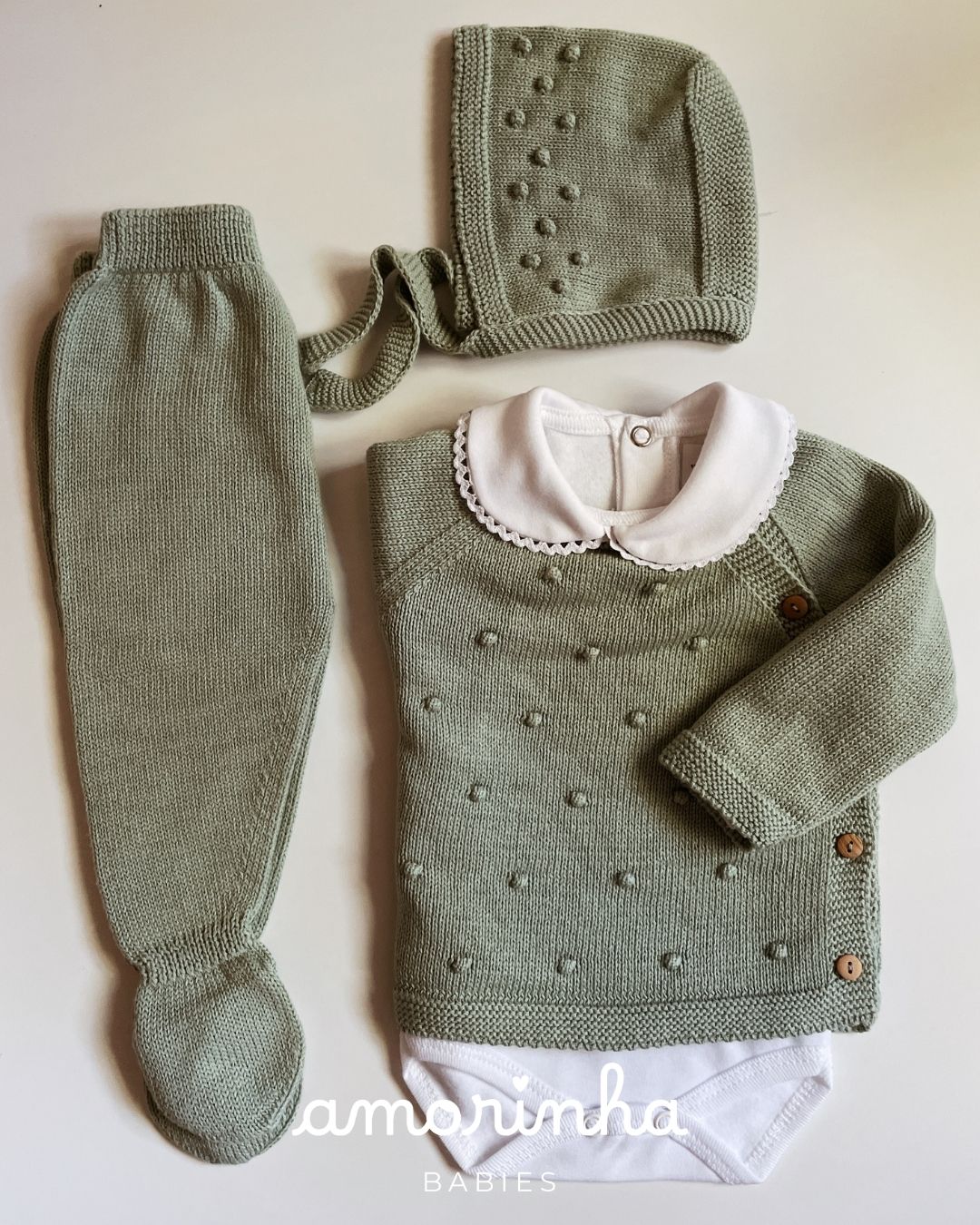 Conjunto de bebé verde claro em malha com corpo branco e touca