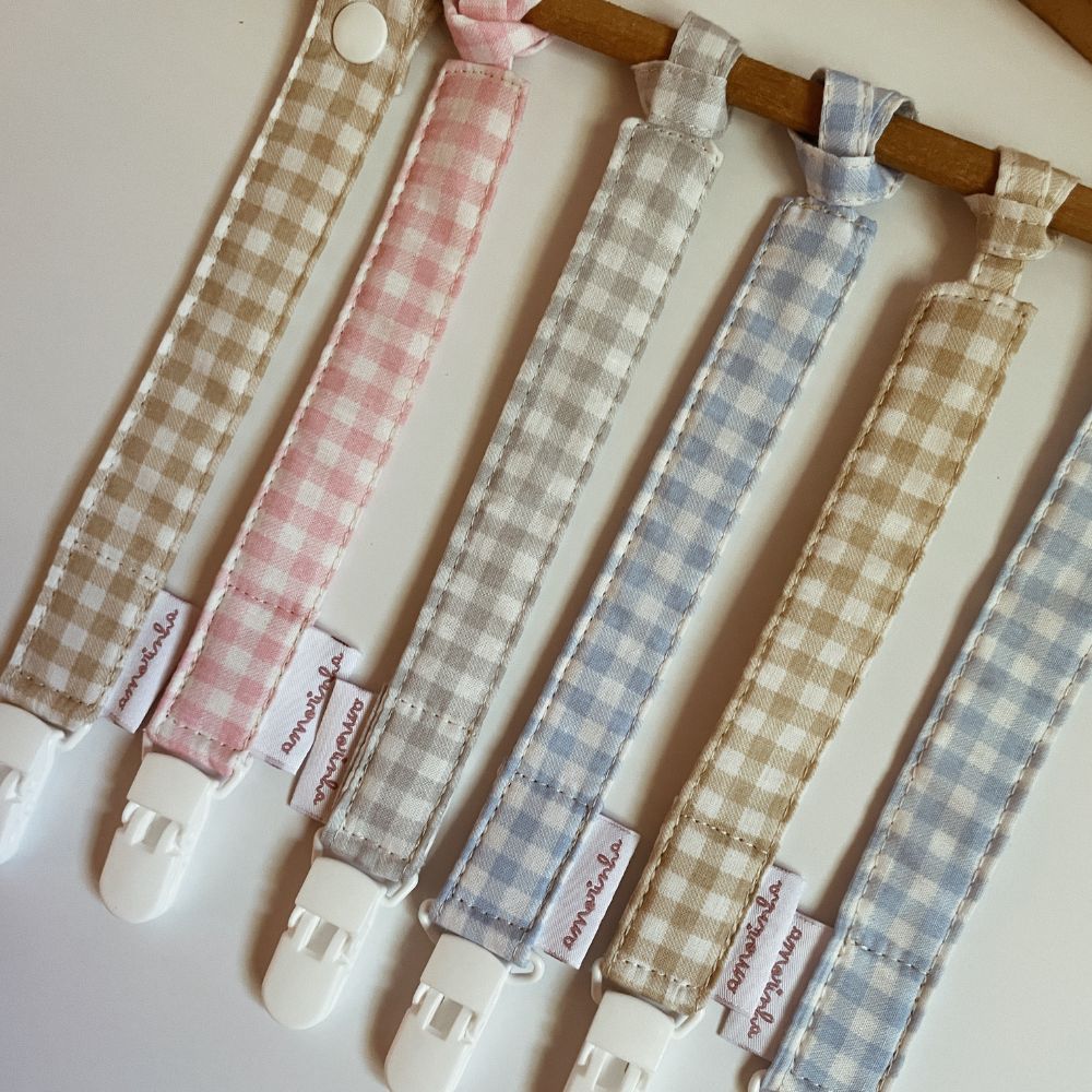 Fitas para chupeta coloridas com padrão xadrez e fechos brancos