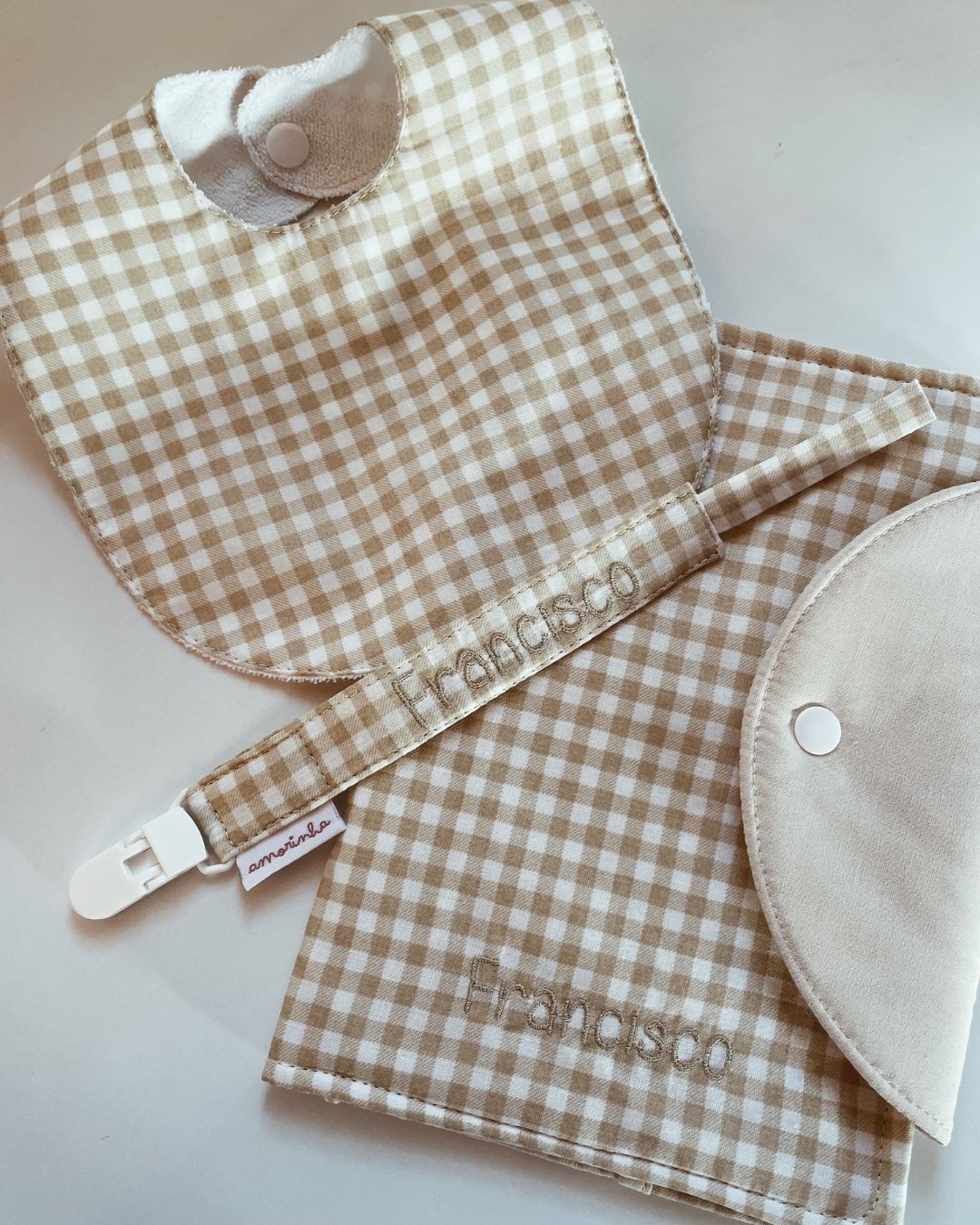 Conjunto de acessórios para bebé em tecido xadrez bege e branco com nome Francisco