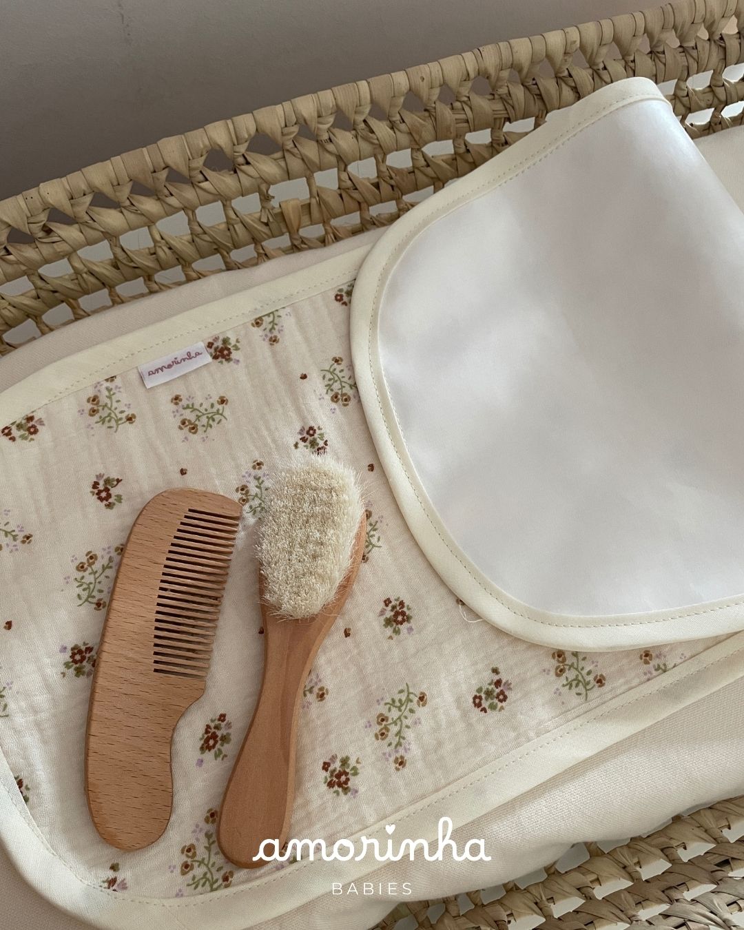 Conjunto para bebé com escova e pente de madeira, tecido floral e babete branco