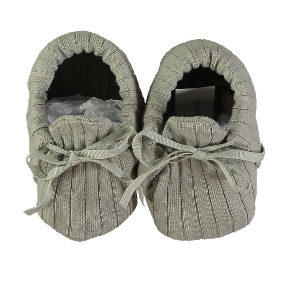 Sapatinhos de bebé cinza claro com cordão e tecido canelado