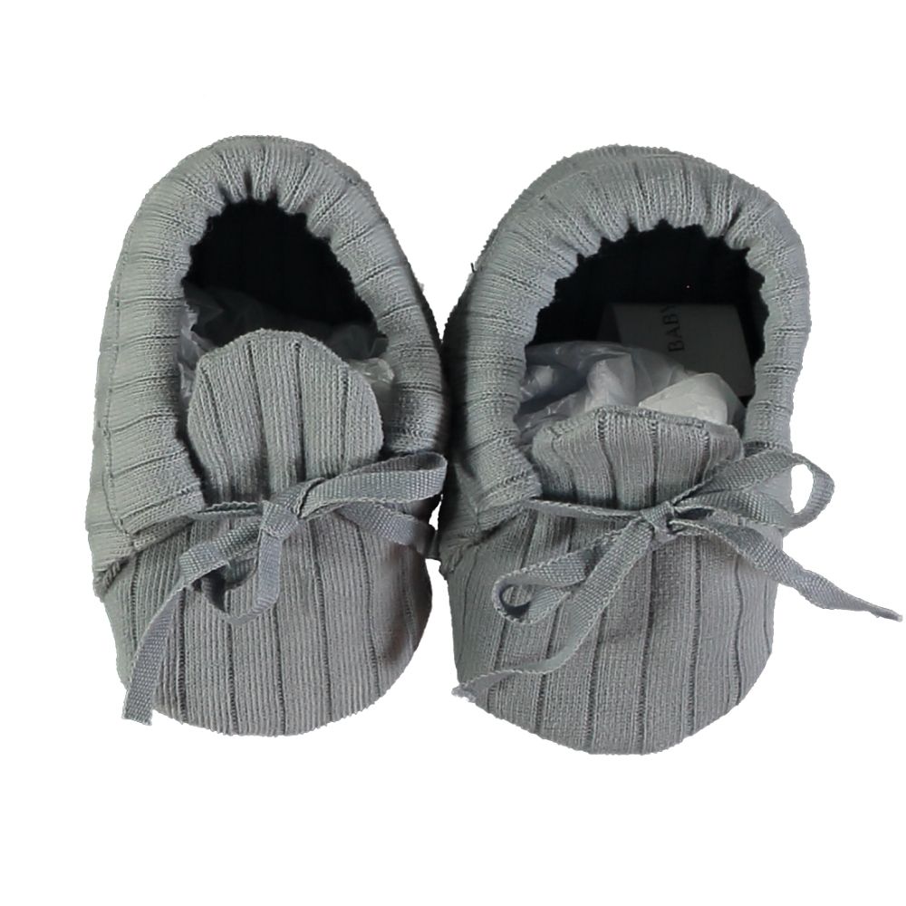 Sapatinhos de bebé em malha cinza com laço