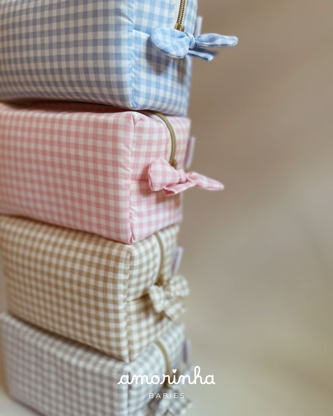 Bolsas quadradas xadrez azul, rosa, bege e cinza com fechos dourados e laços nos puxadores