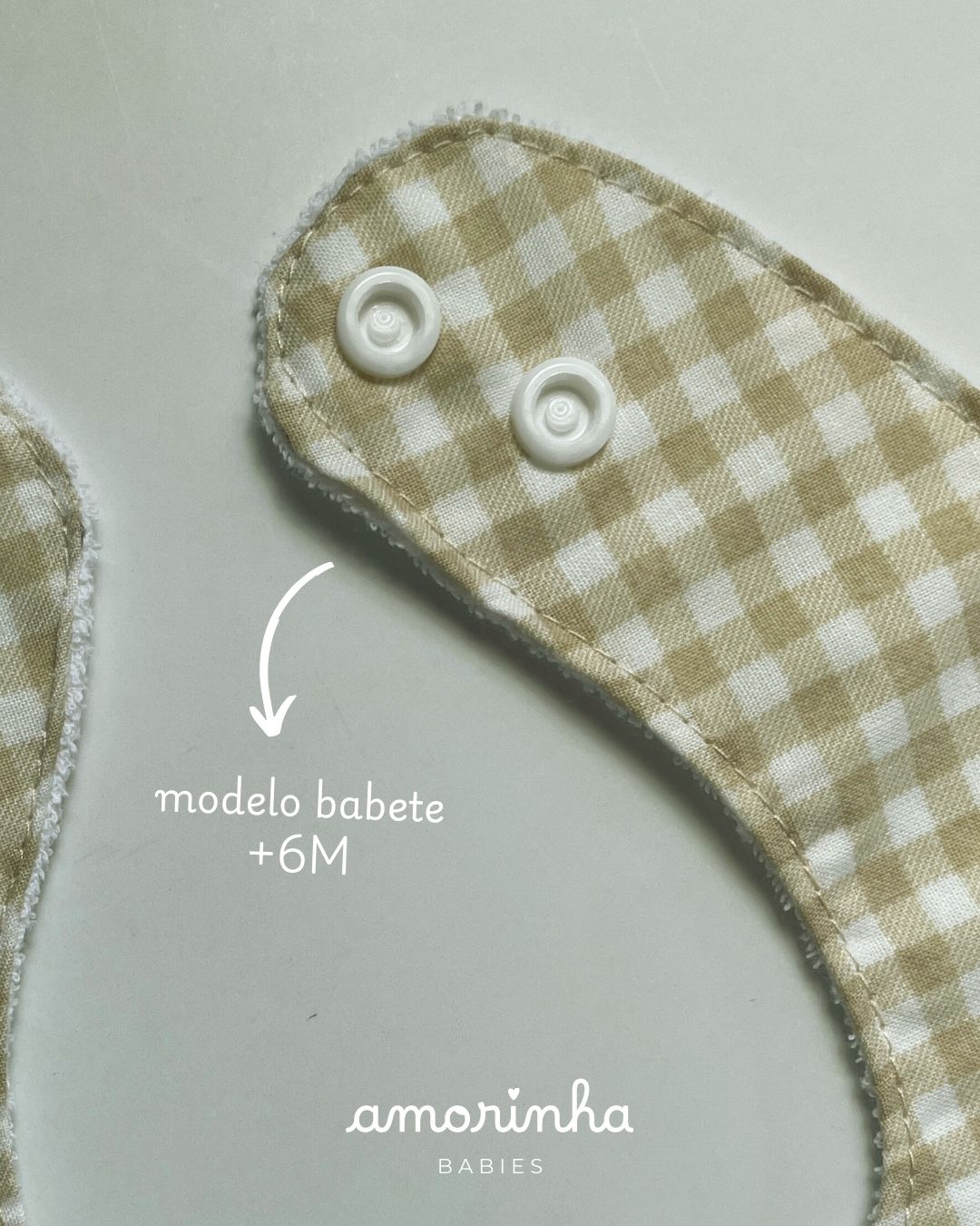 Babetes quadrados bege e branco com fecho de mola