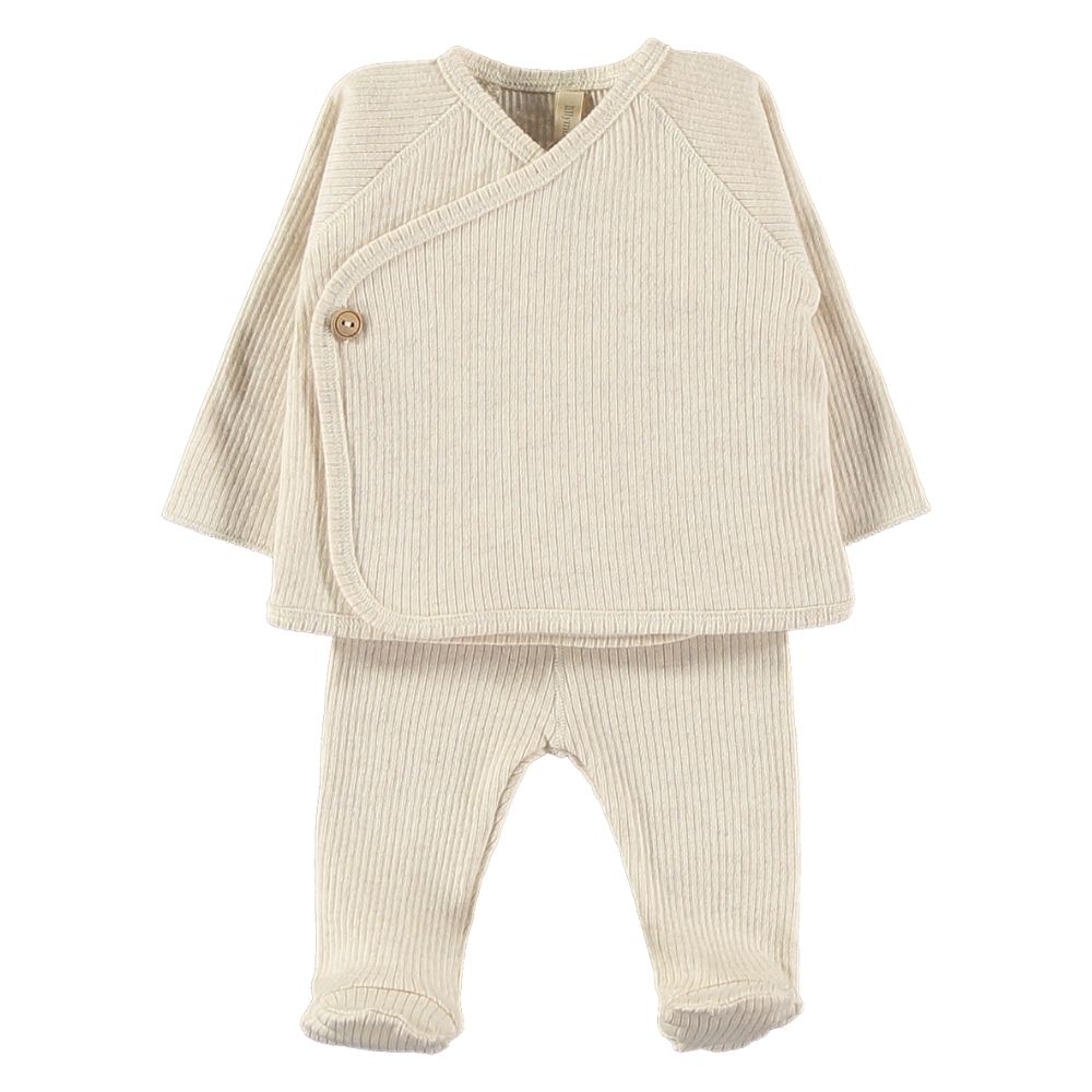 Conjunto de roupa de bebé bege claro em malha canelada com camisa e calças.
