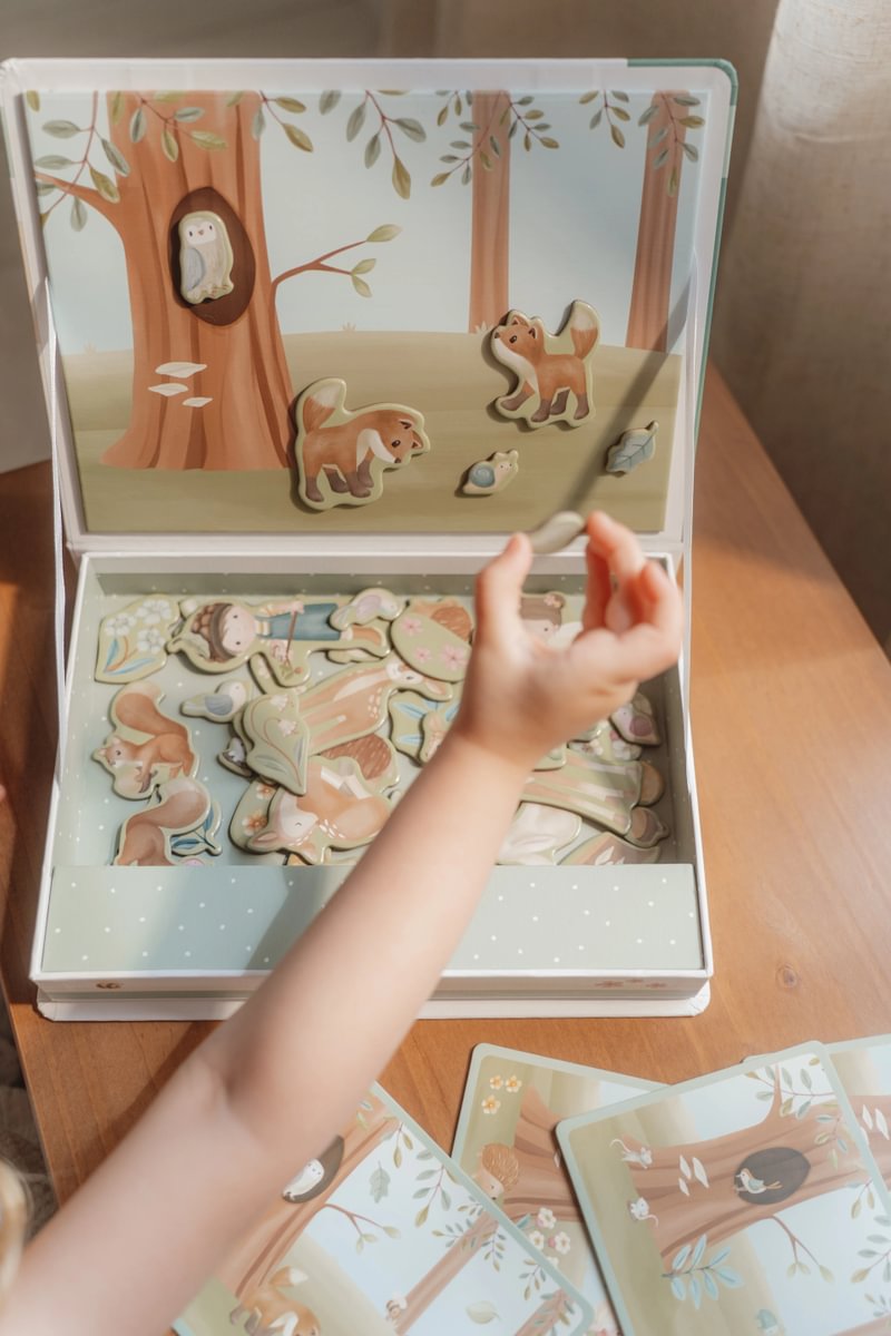 Jogo infantil de madeira com animais da floresta e peças ilustradas numa caixa decorativa