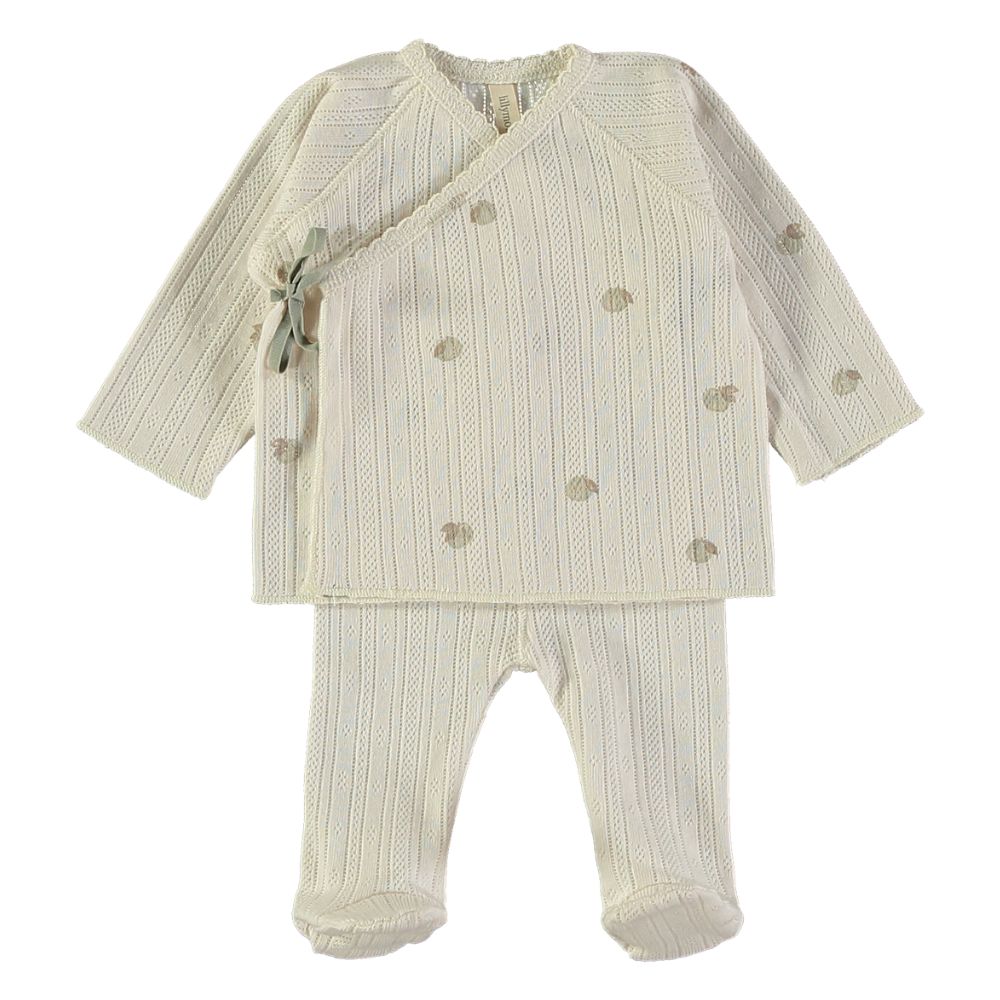 Conjunto de roupa de bebé em malha creme com pontos castanhos.