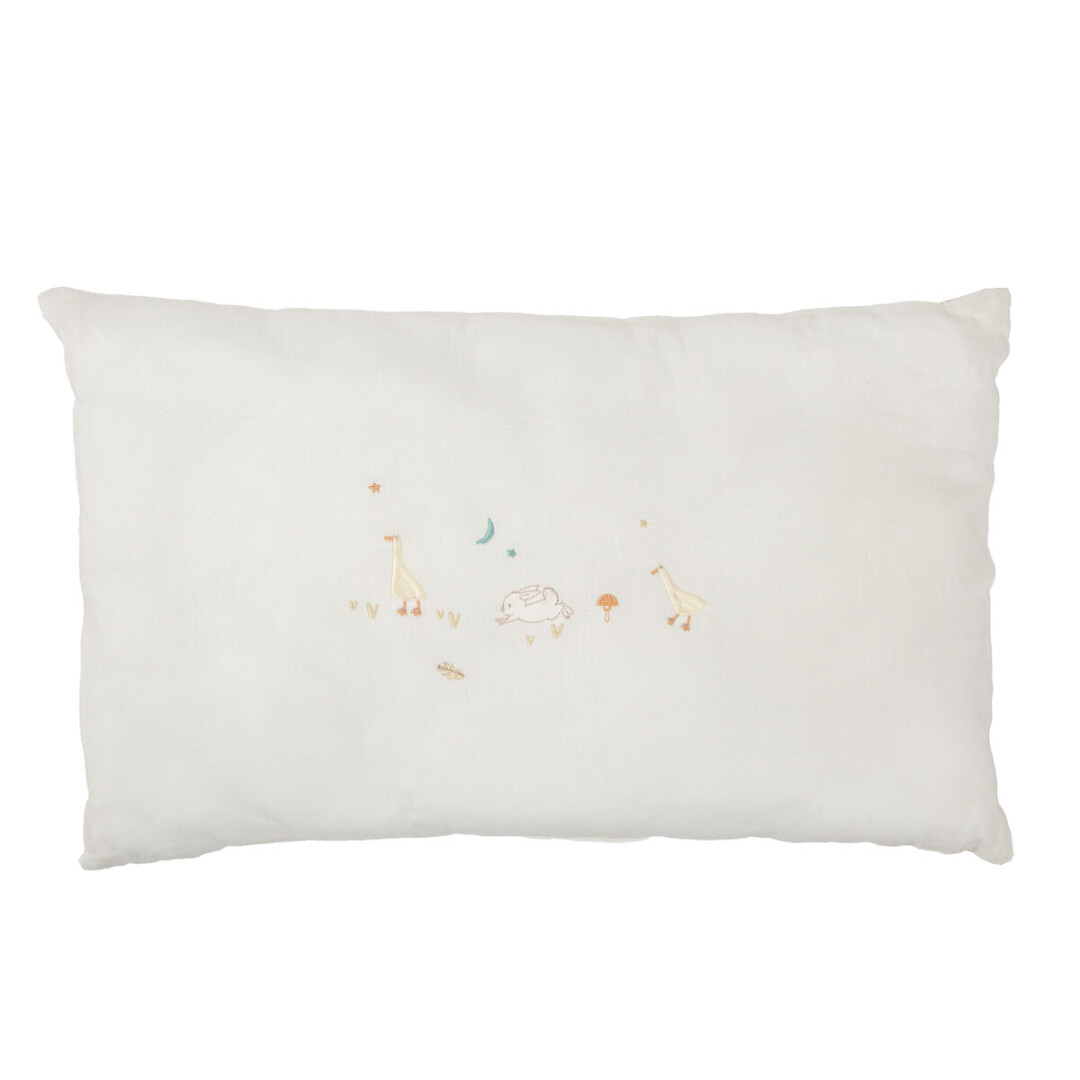 Almofada branca com bordado de patos, pata, cogumelo e estrelas