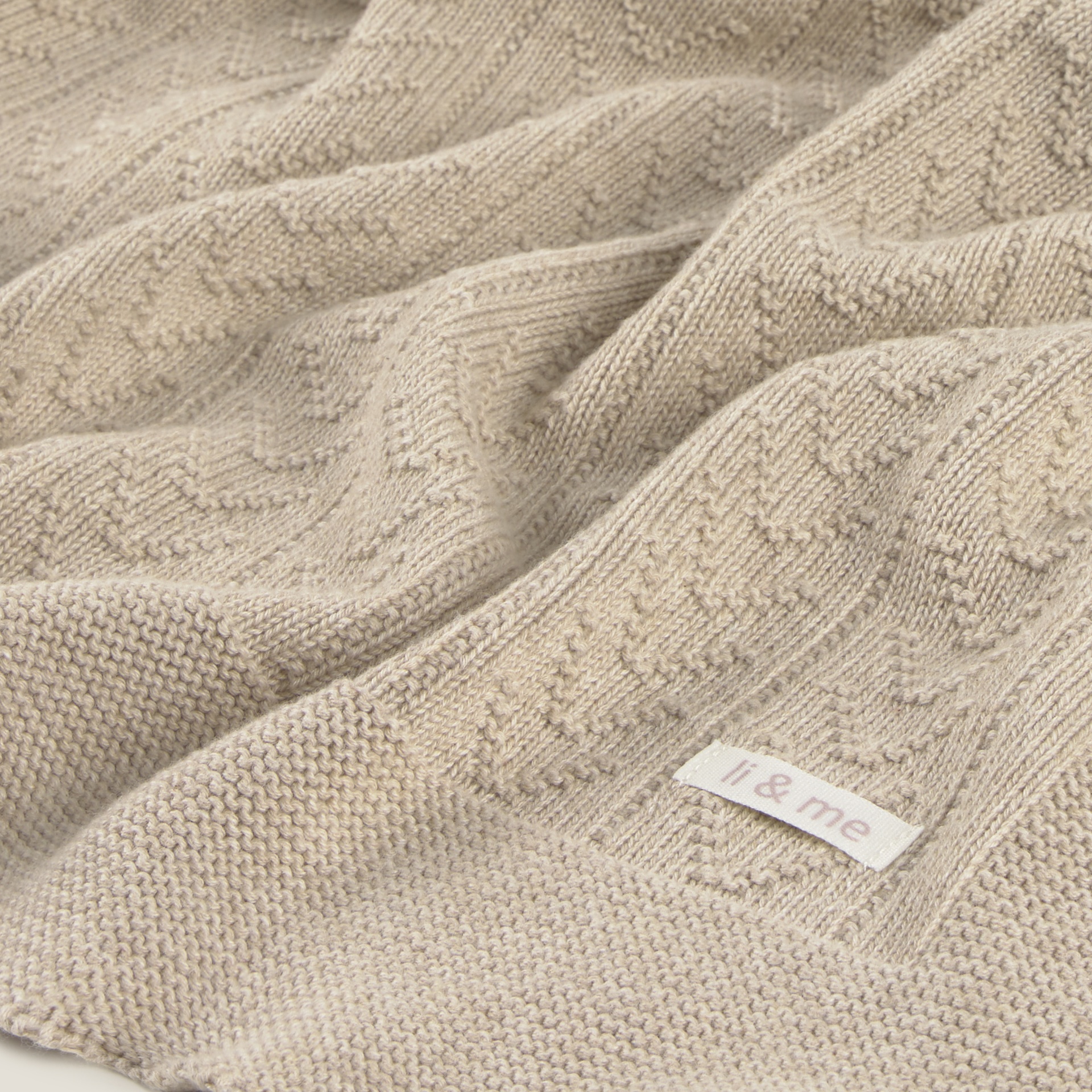 Cobertor bege tricotado com etiqueta li & me