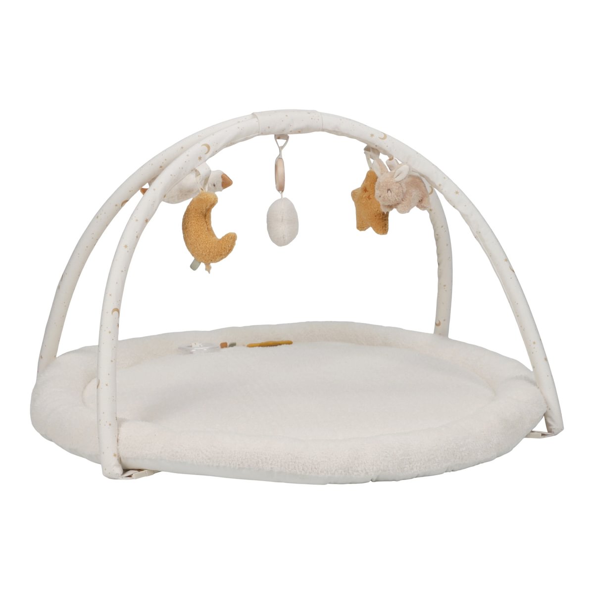 Tapete de atividades infantil creme com arco decorado e brinquedos pendurados.